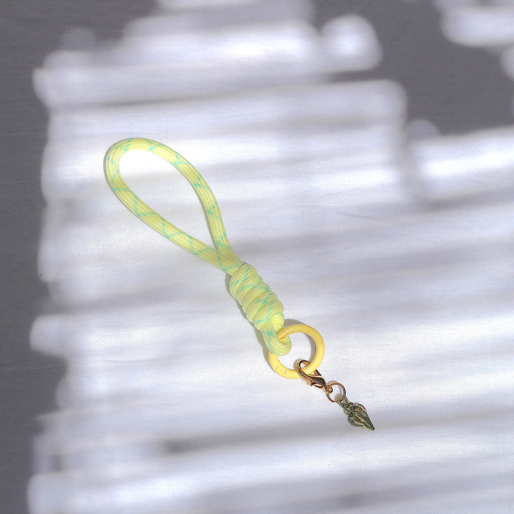 Porte clés en macramé jaune et vert avec coquillage