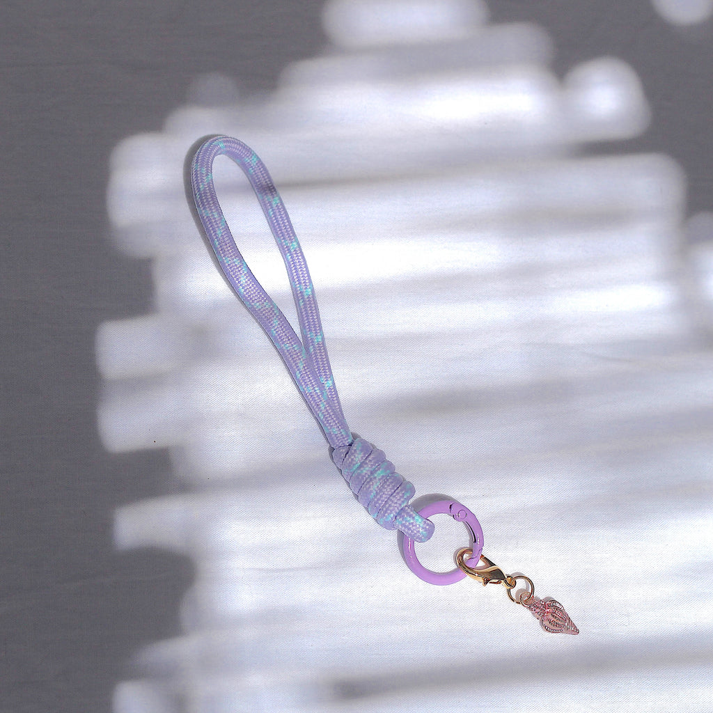 Porte clés en macramé violet et bleu avec coquillage