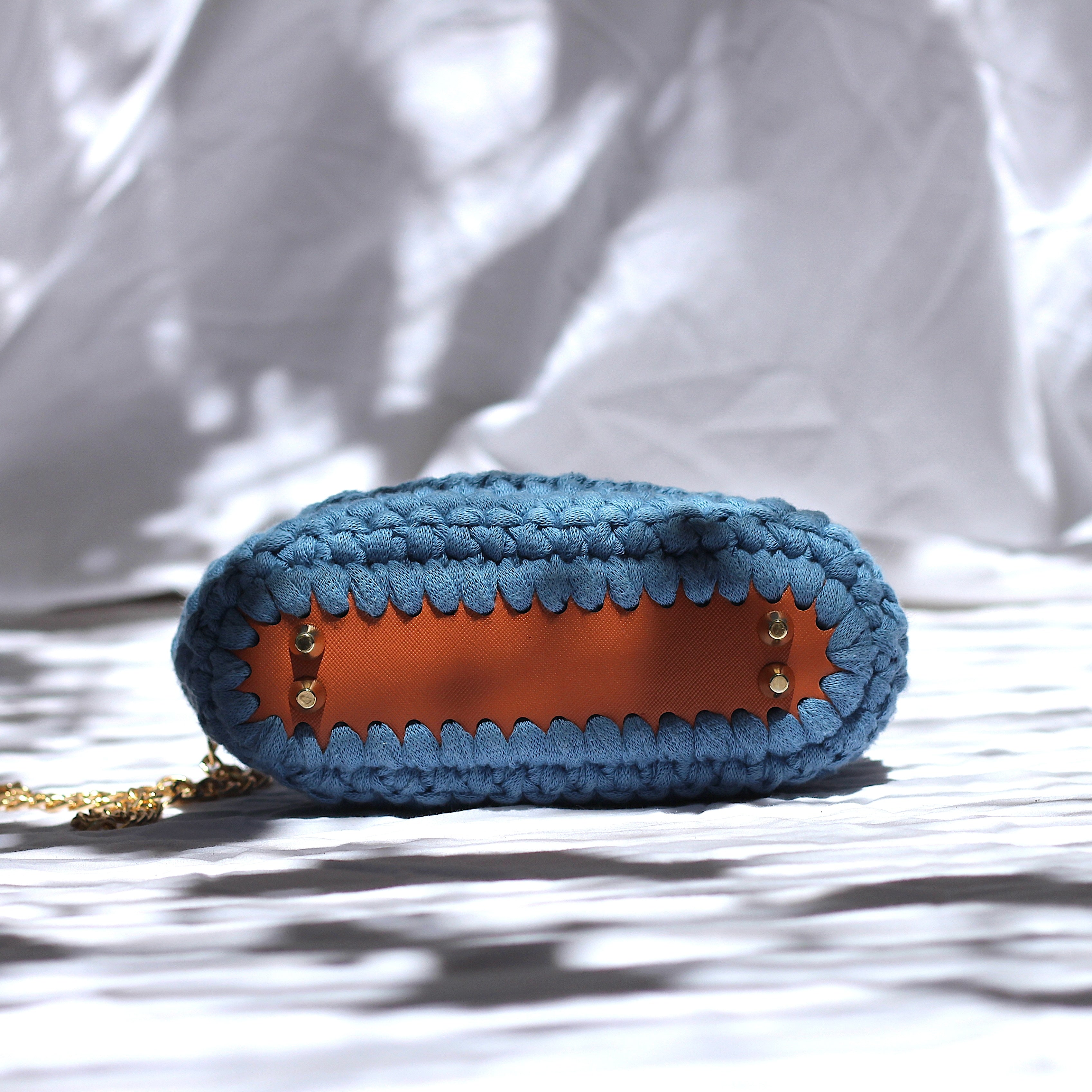 Petit sac bandoulière au crochet bleu métallisé