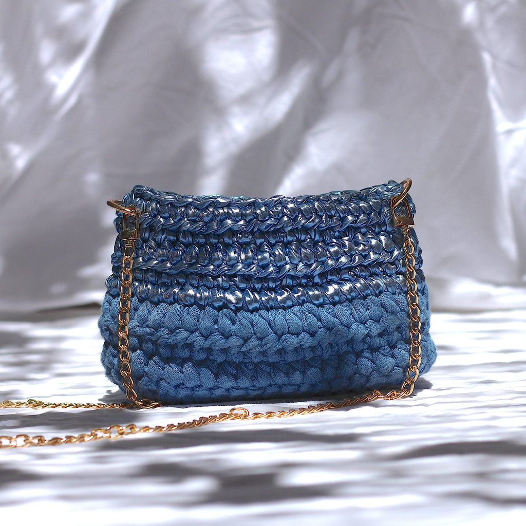 Petit sac bandoulière au crochet bleu métallisé