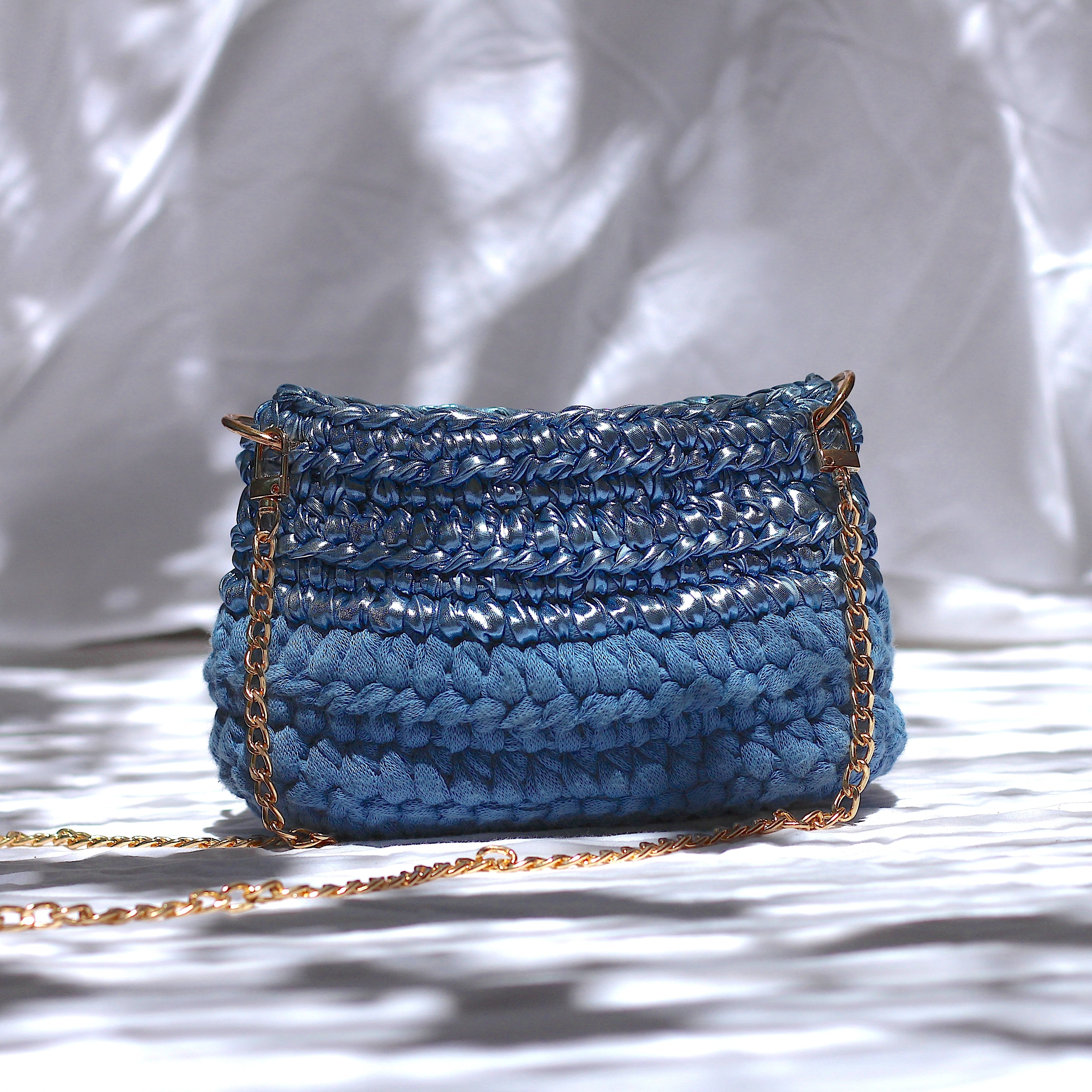 Petit sac bandoulière au crochet bleu métallisé