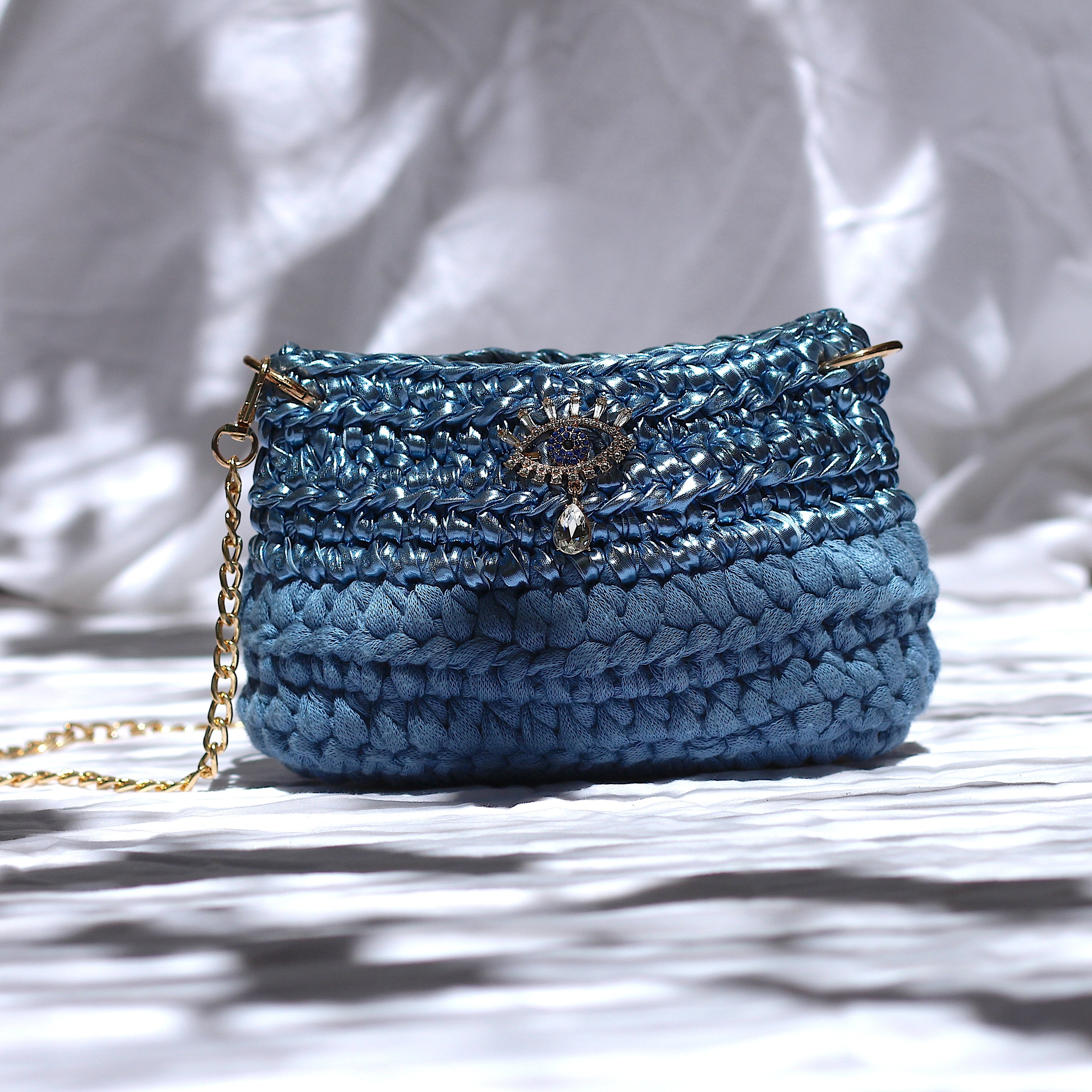 Petit sac bandoulière au crochet bleu métallisé