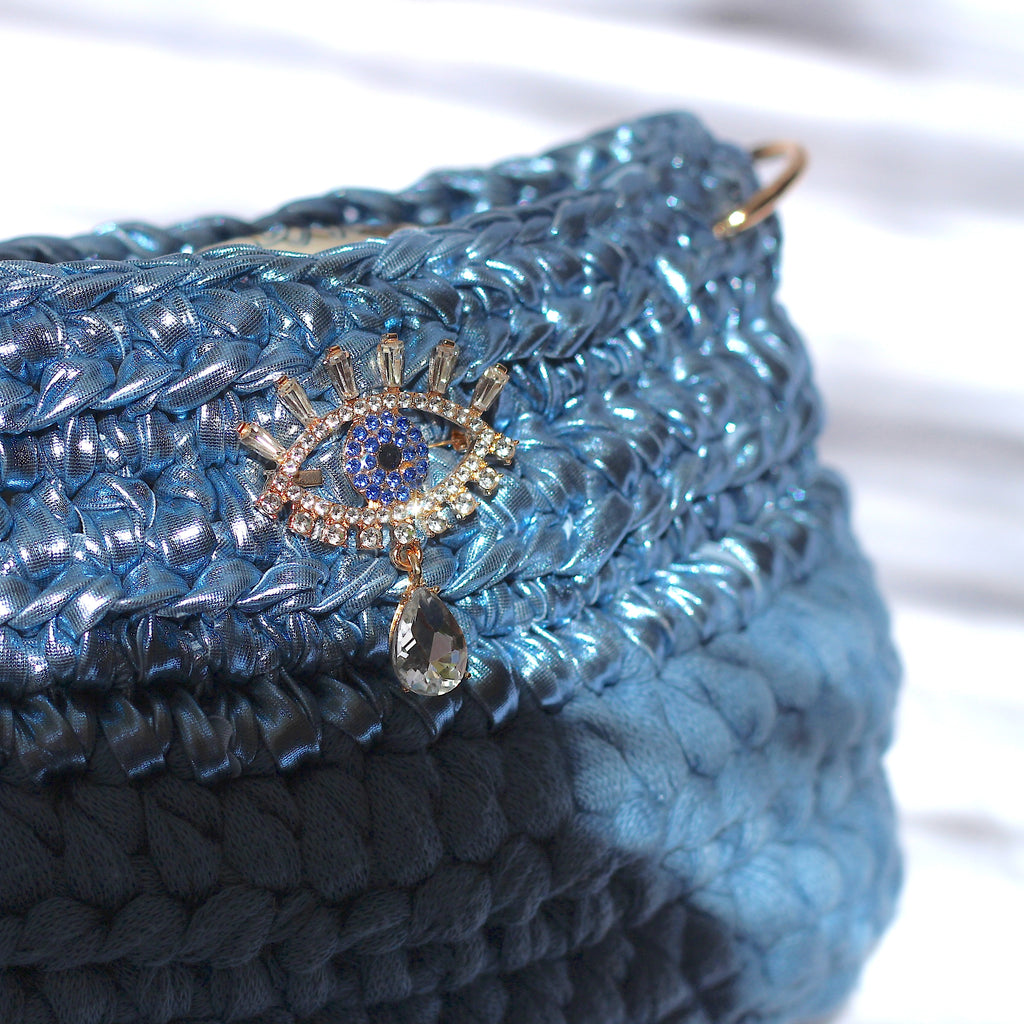 Petit sac bandoulière au crochet bleu métallisé