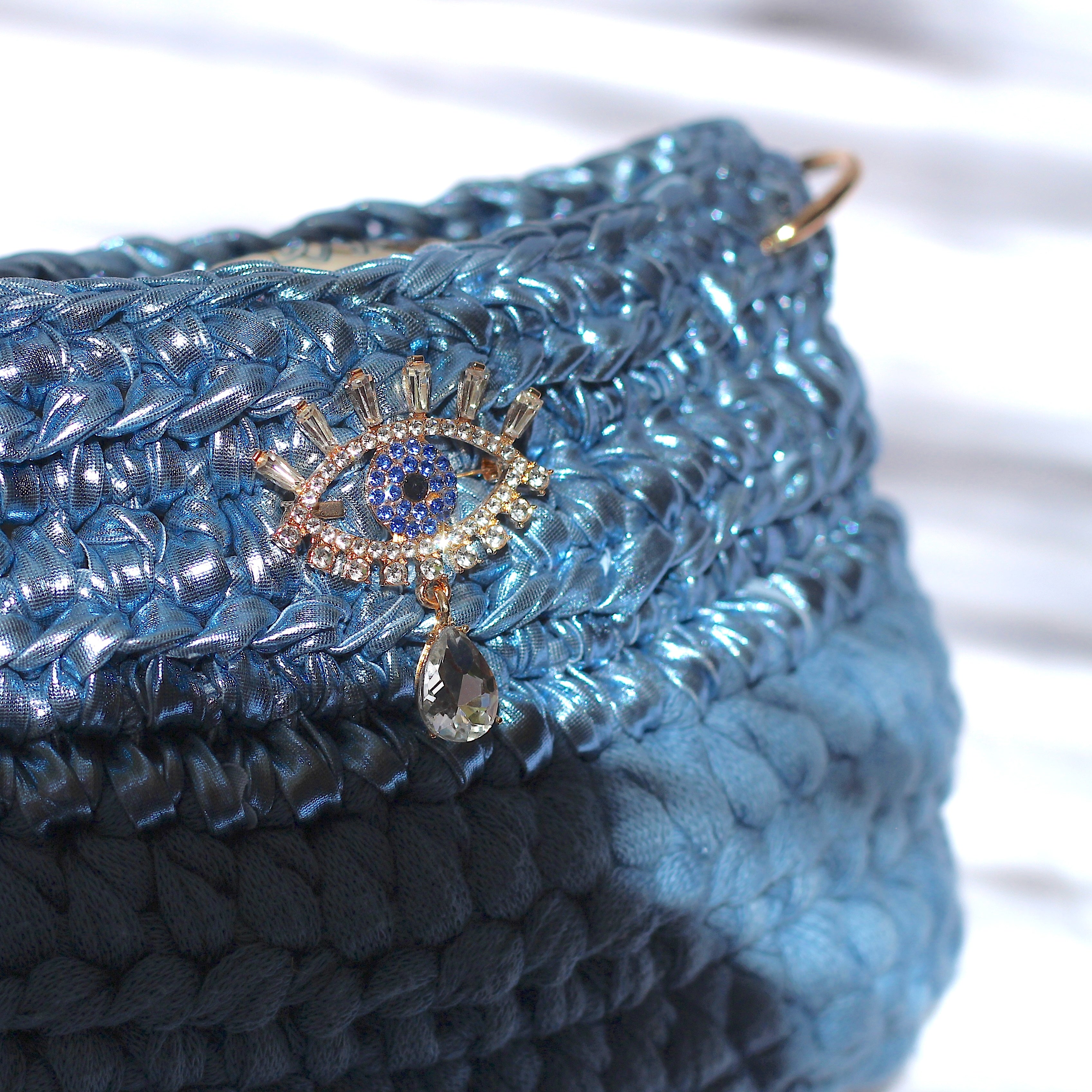 Petit sac bandoulière au crochet bleu métallisé