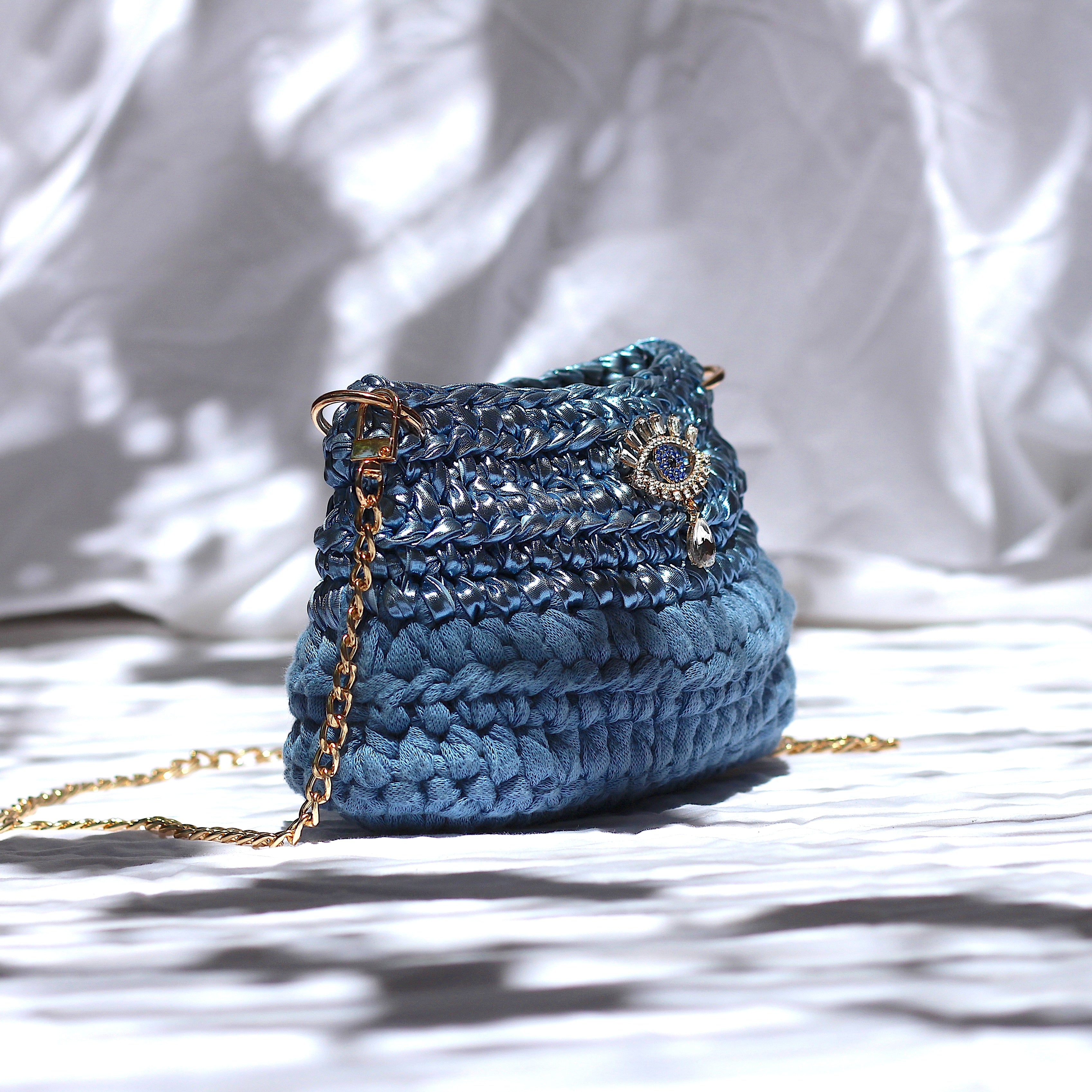 Petit sac bandoulière au crochet bleu métallisé
