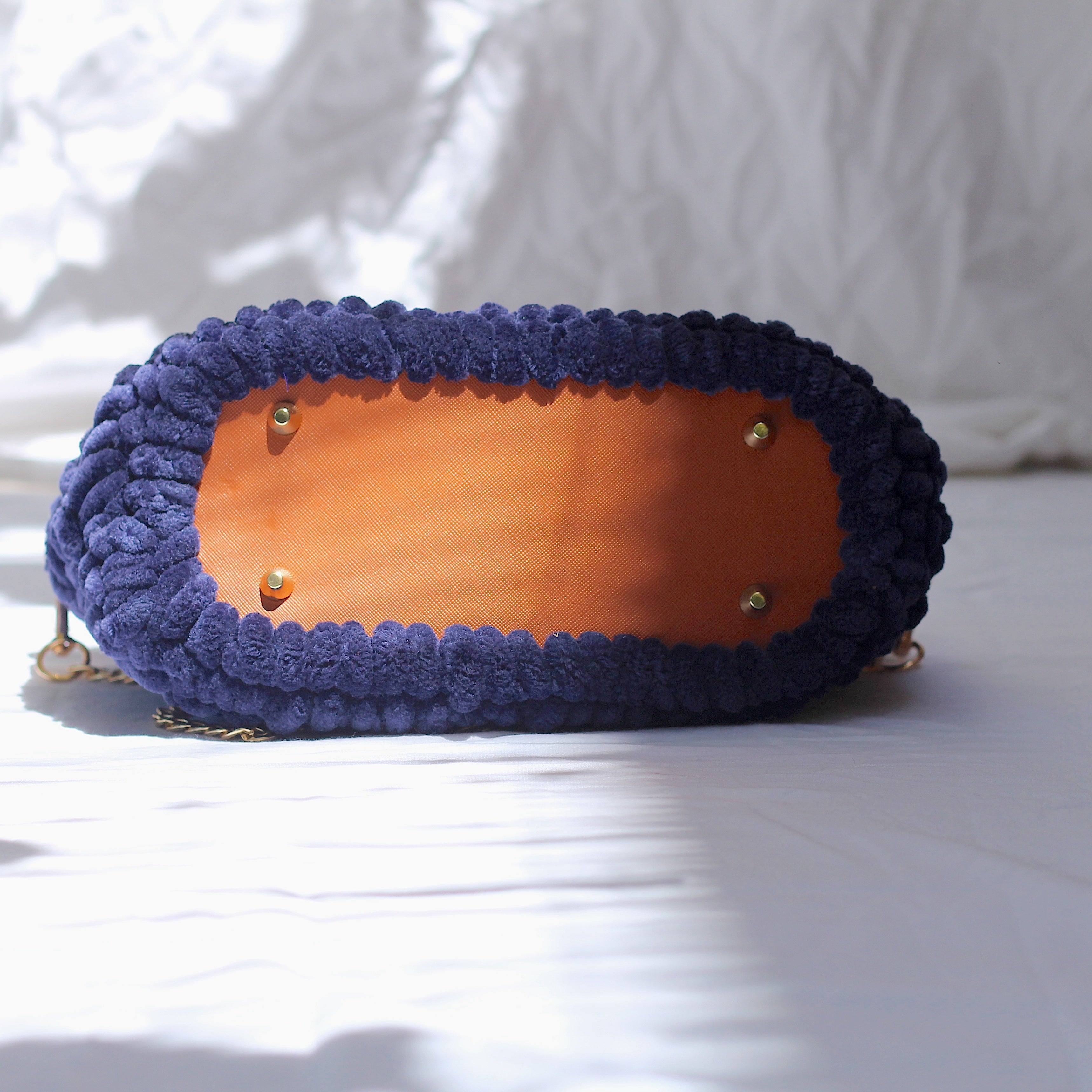 Sac à main au crochet velours marine