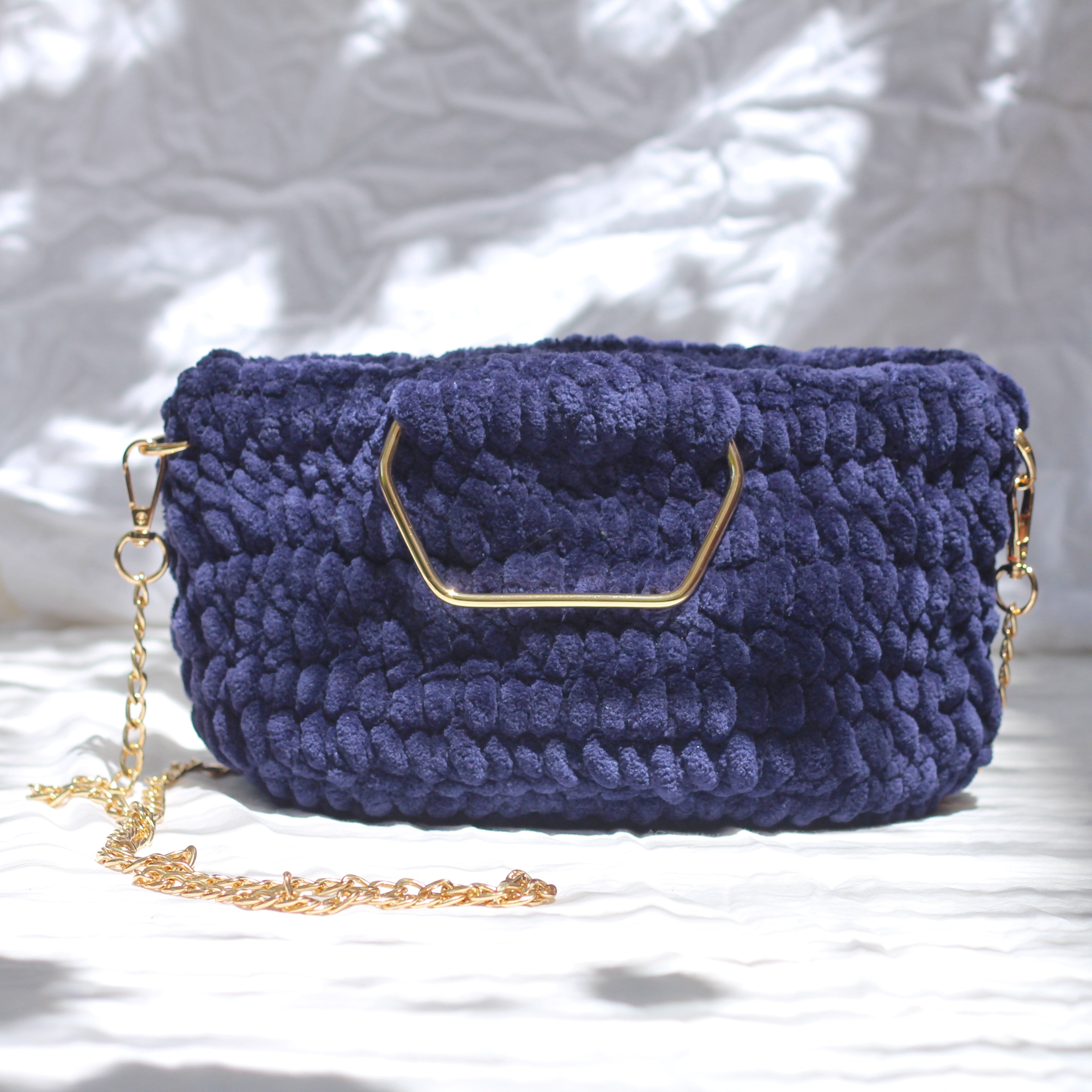 Sac à main au crochet velours marine