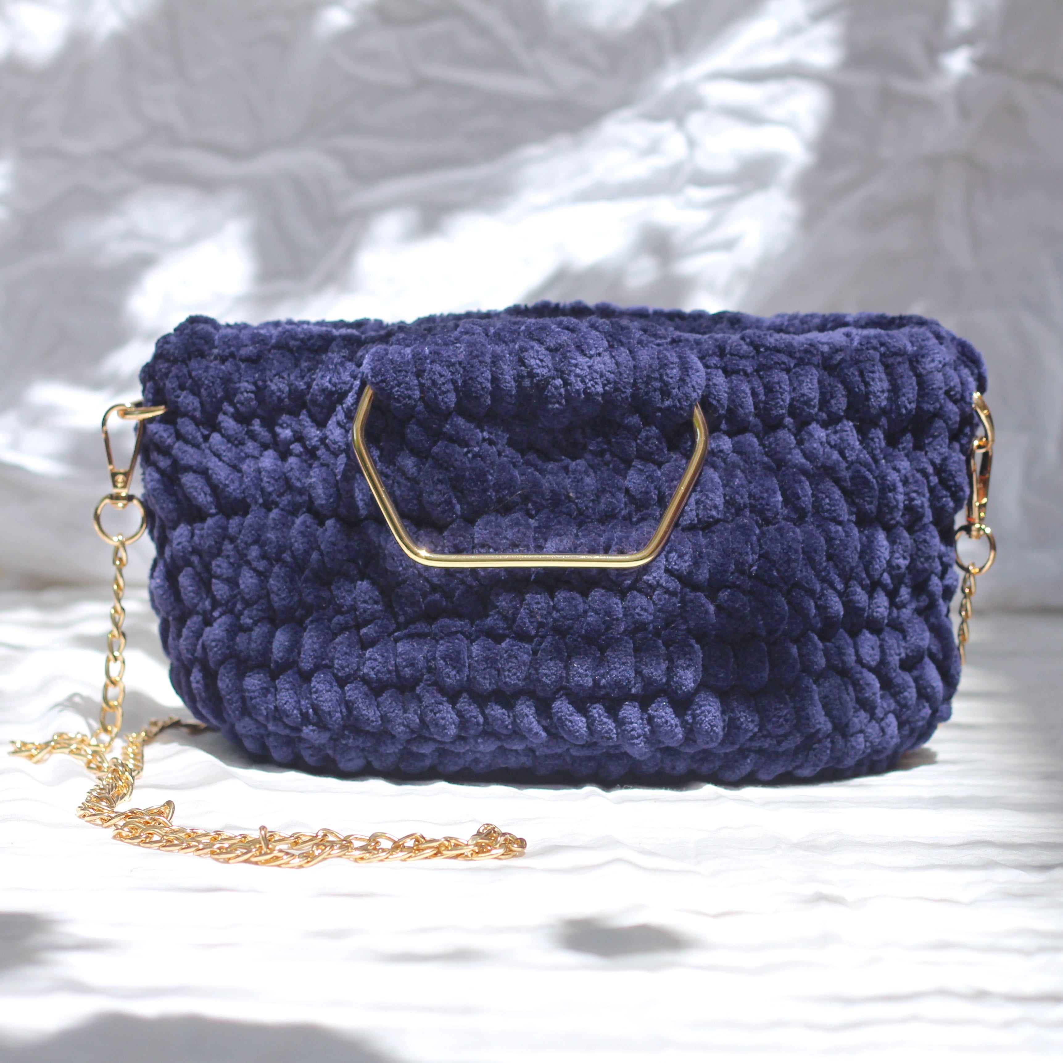 Sac à main au crochet velours marine