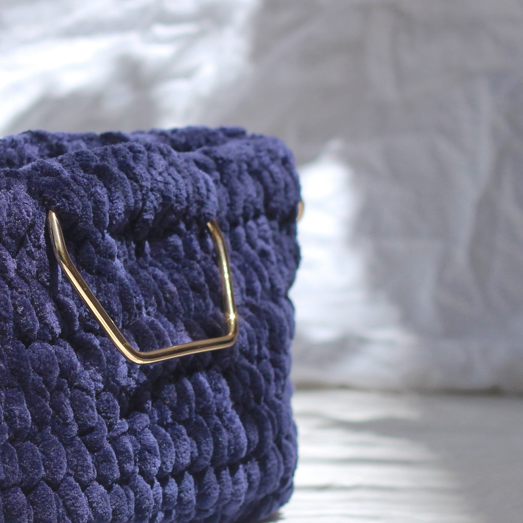 Sac à main au crochet velours marine