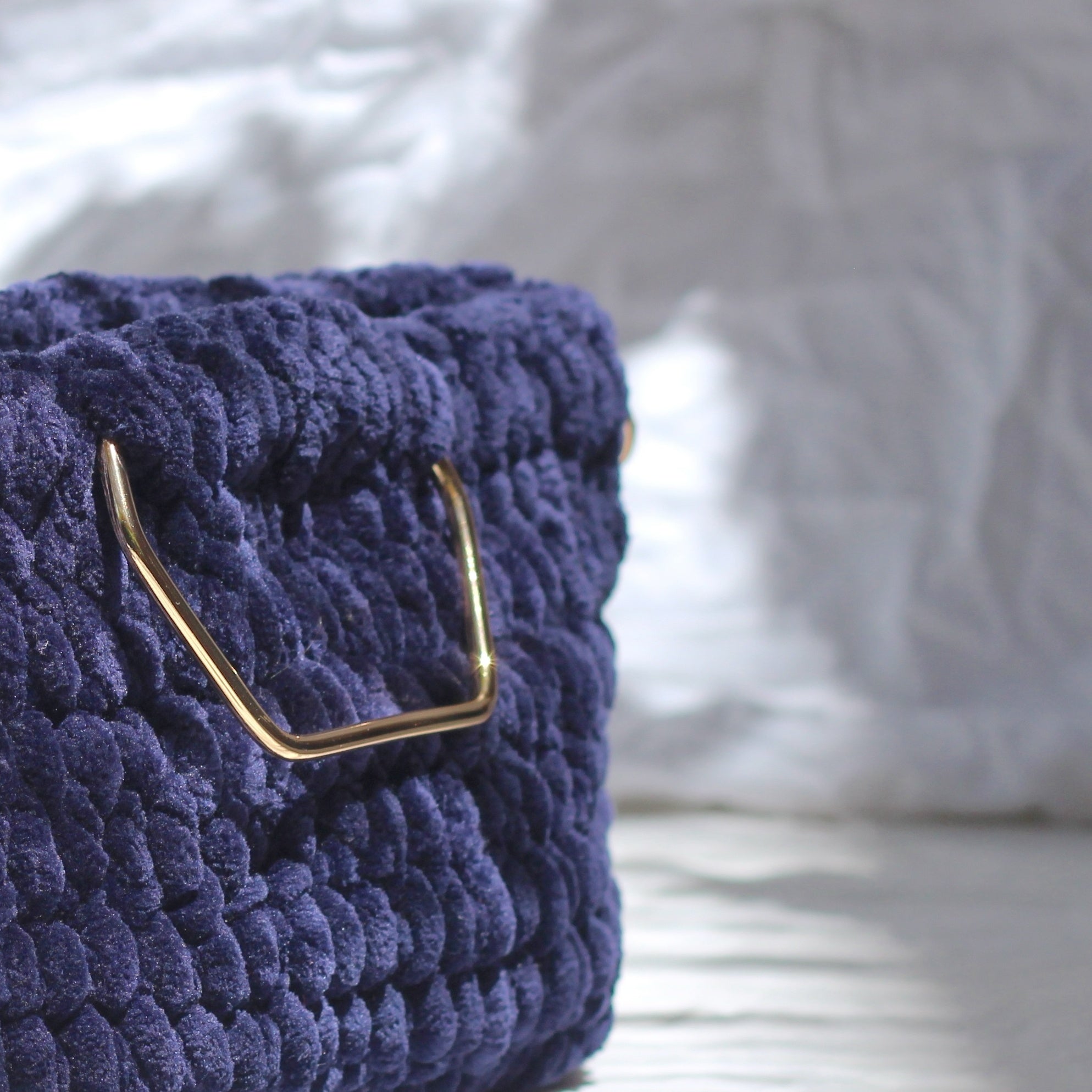 Sac à main au crochet velours marine