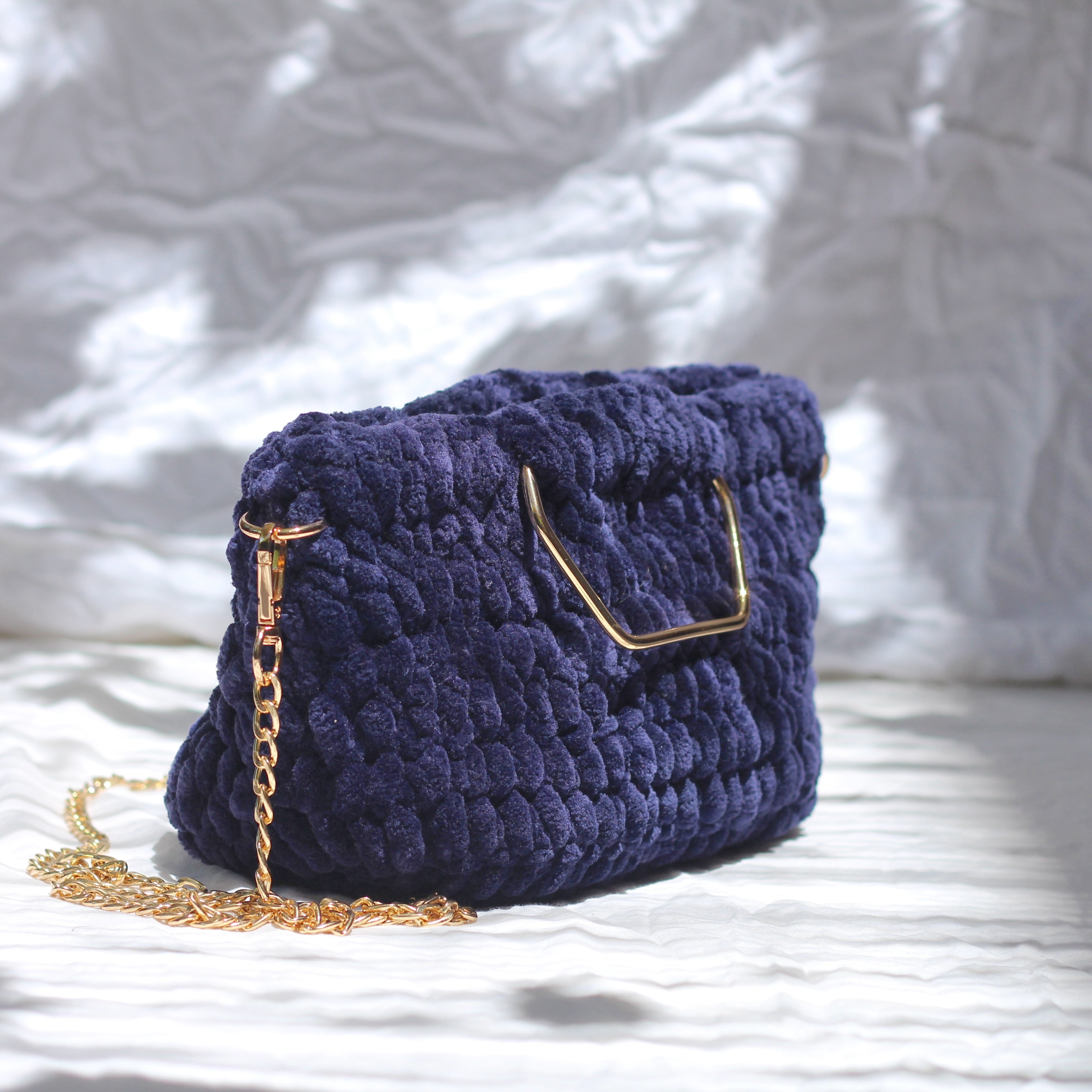 Sac à main au crochet velours marine