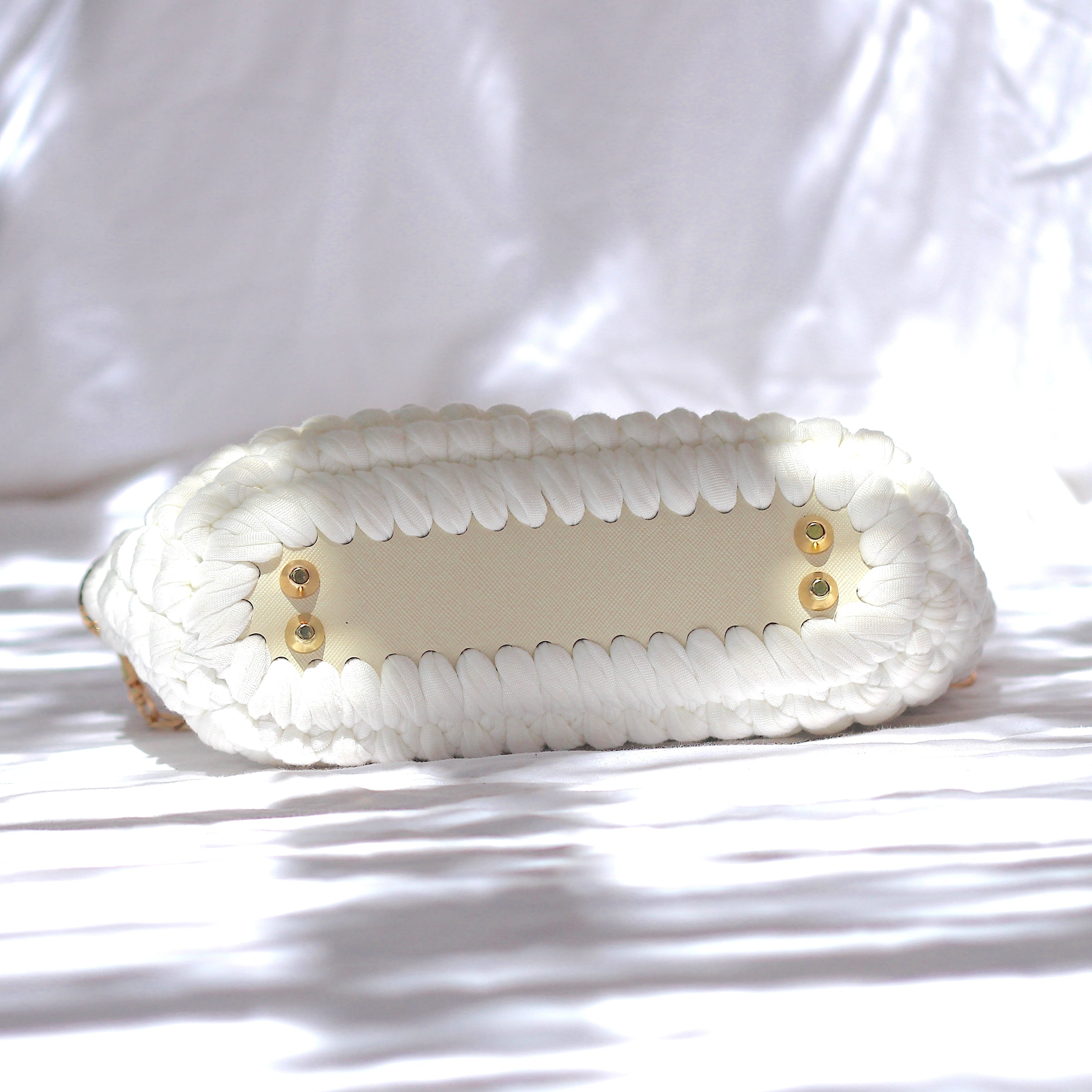 Sac à main au crochet blanc et doré