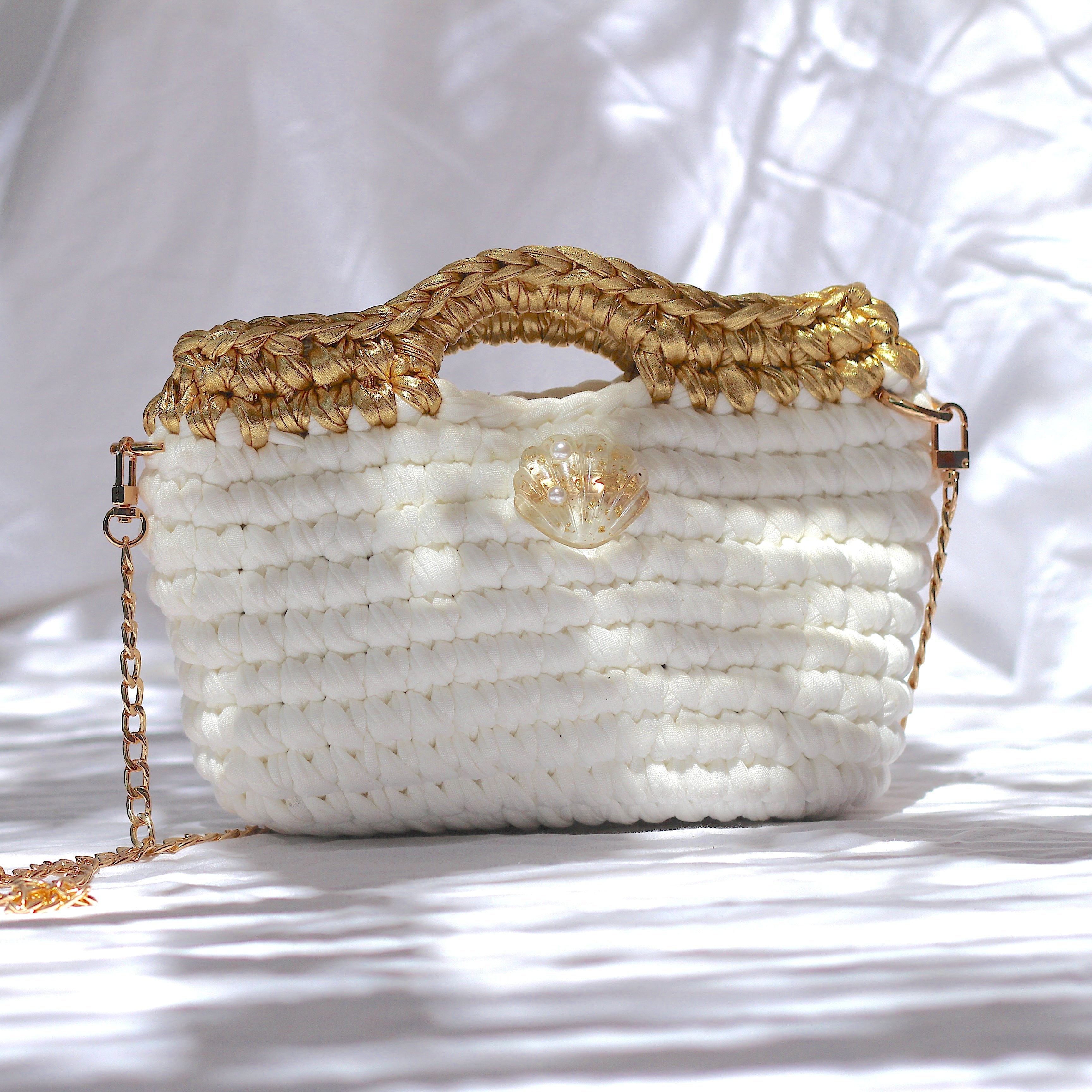 Sac à main au crochet blanc et doré