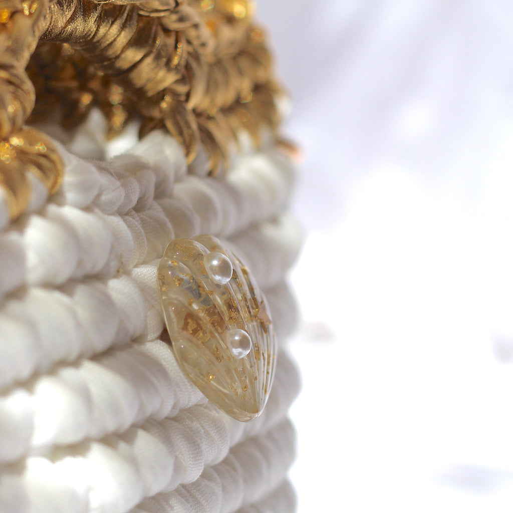 Sac à main au crochet blanc et doré