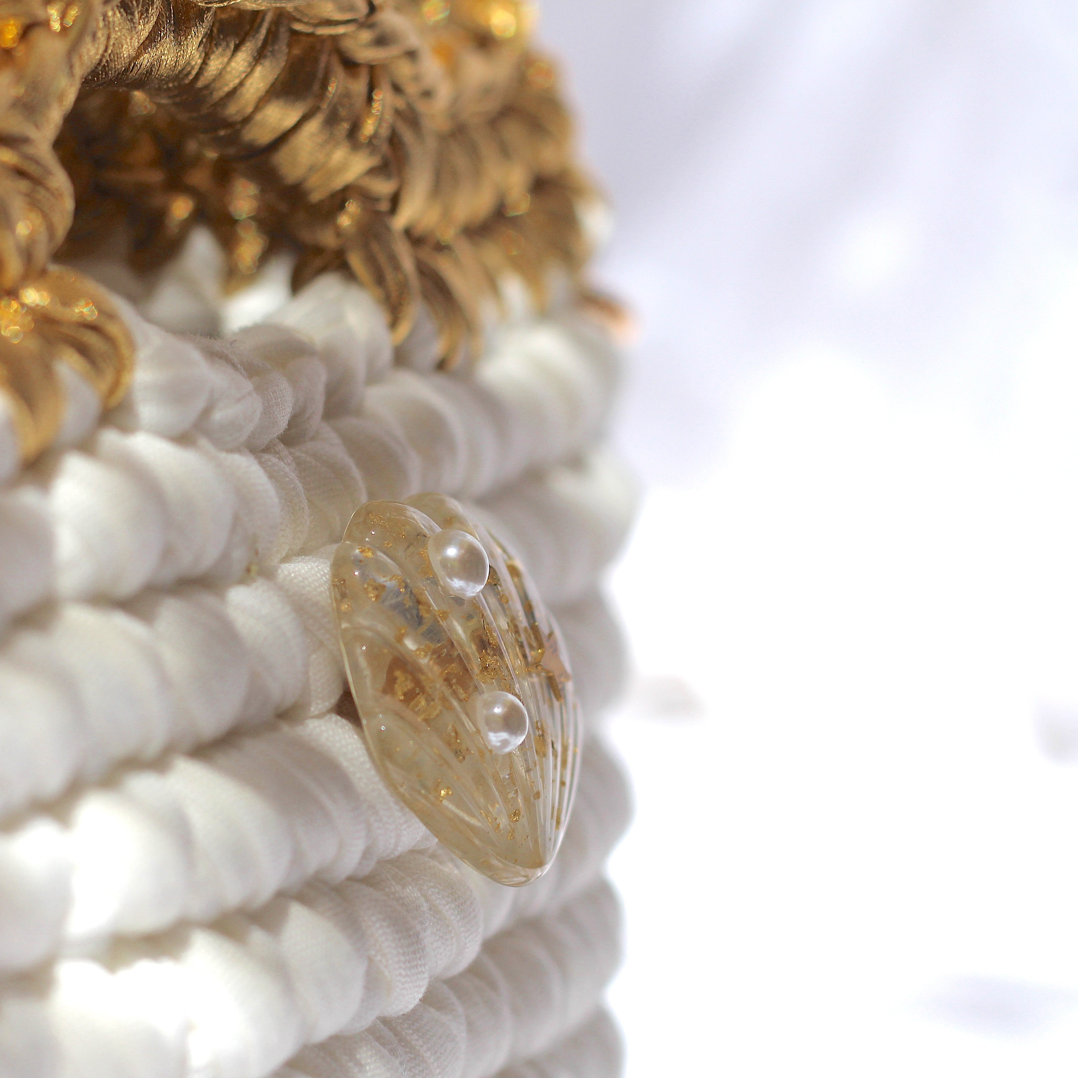 Sac à main au crochet blanc et doré