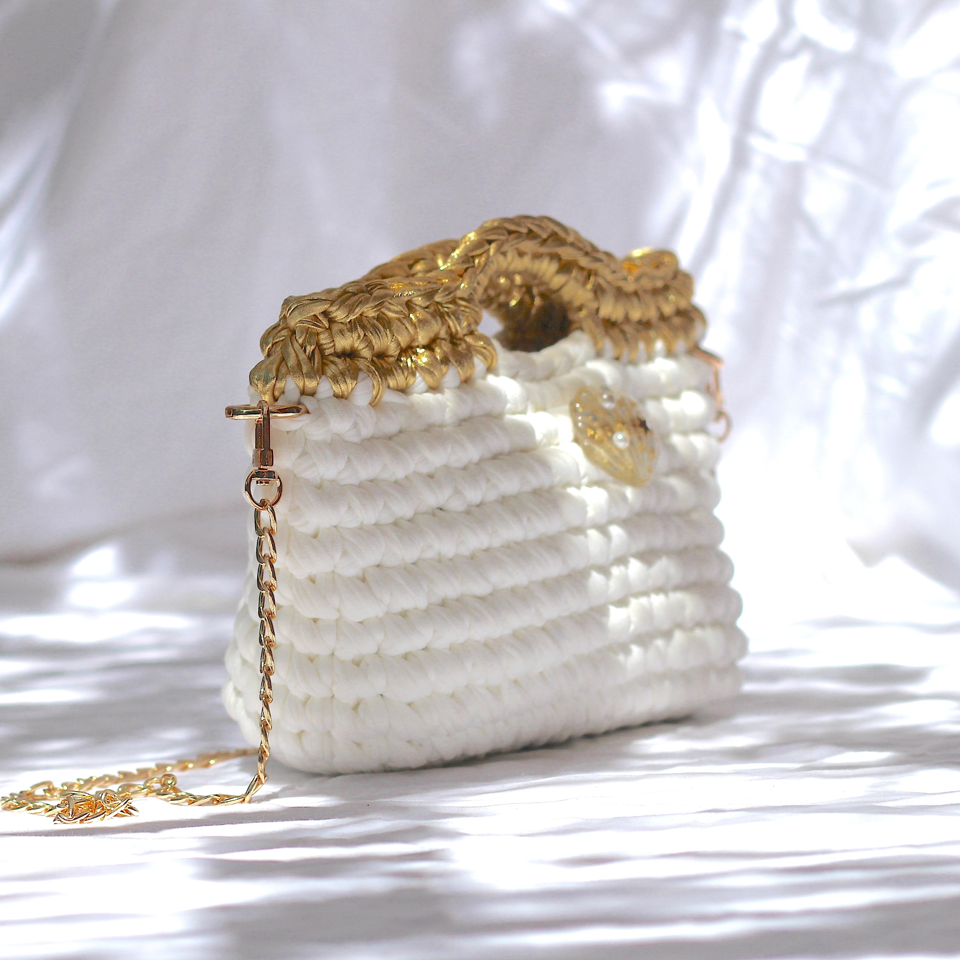 Sac à main au crochet blanc et doré
