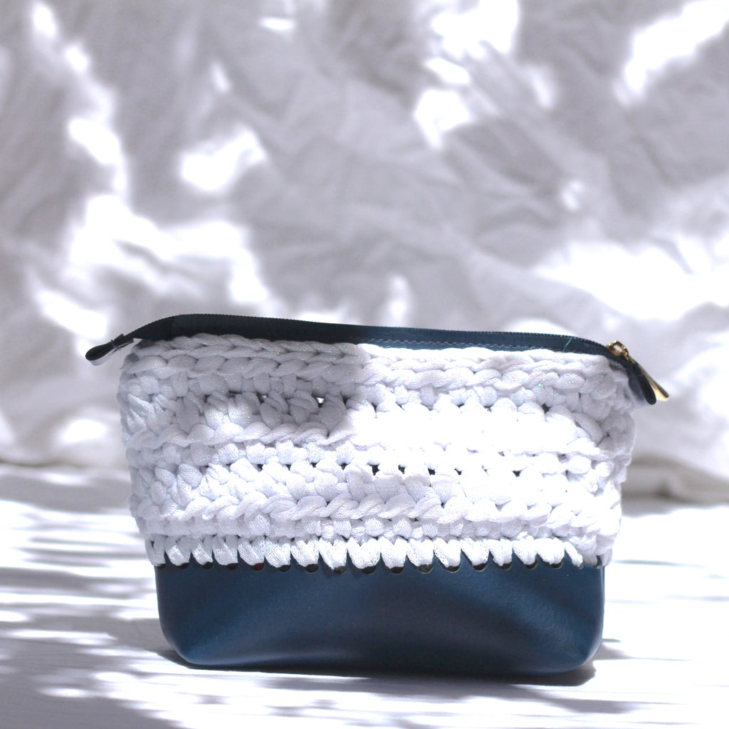 Trousse au crochet marine et blanche