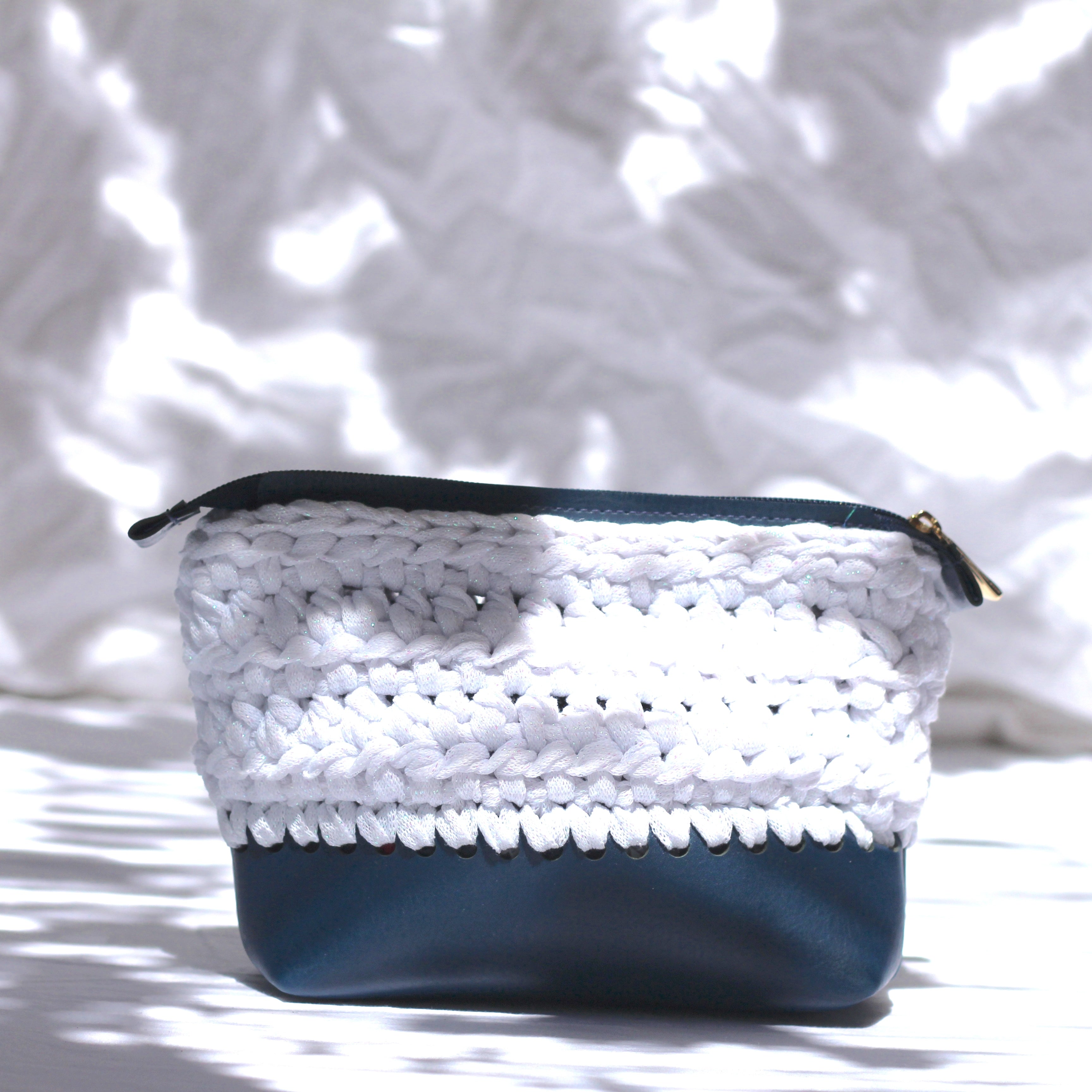 Trousse au crochet marine et blanche