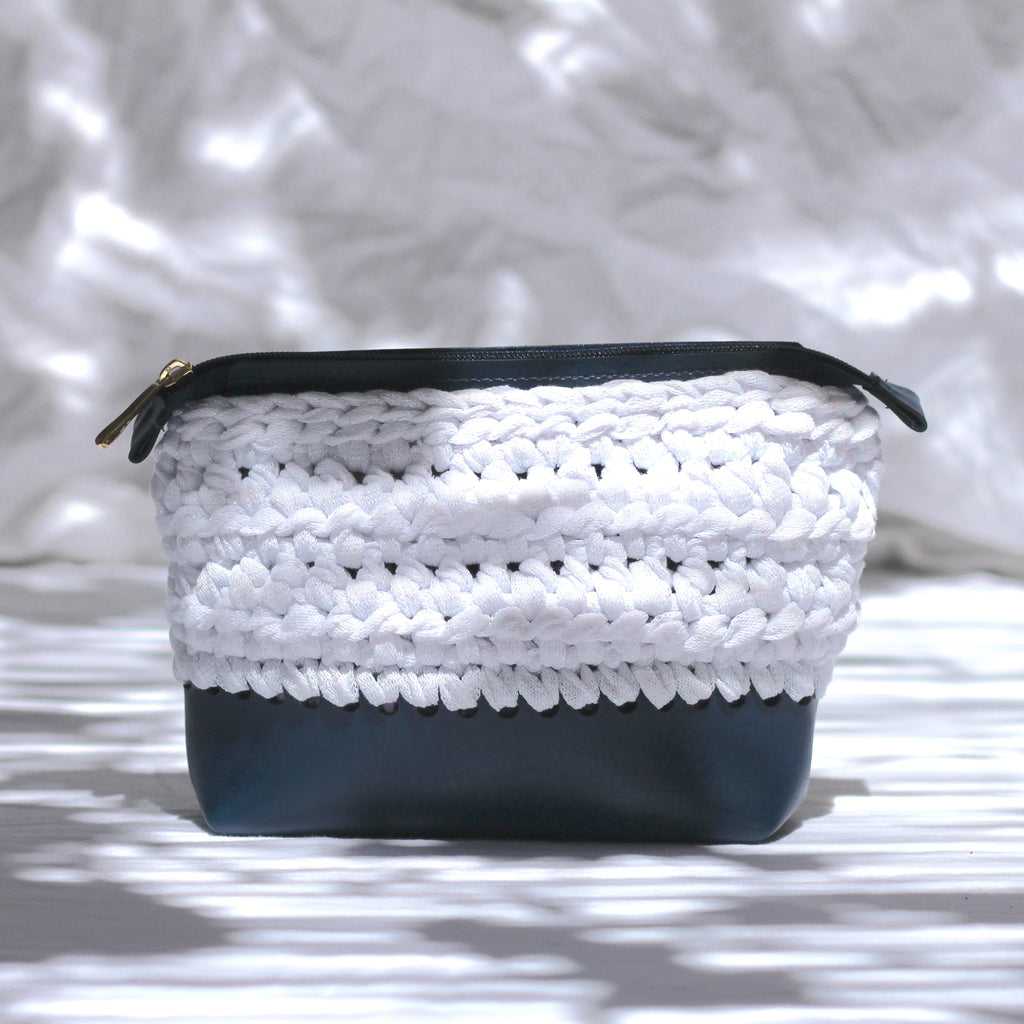 Trousse au crochet marine et blanche