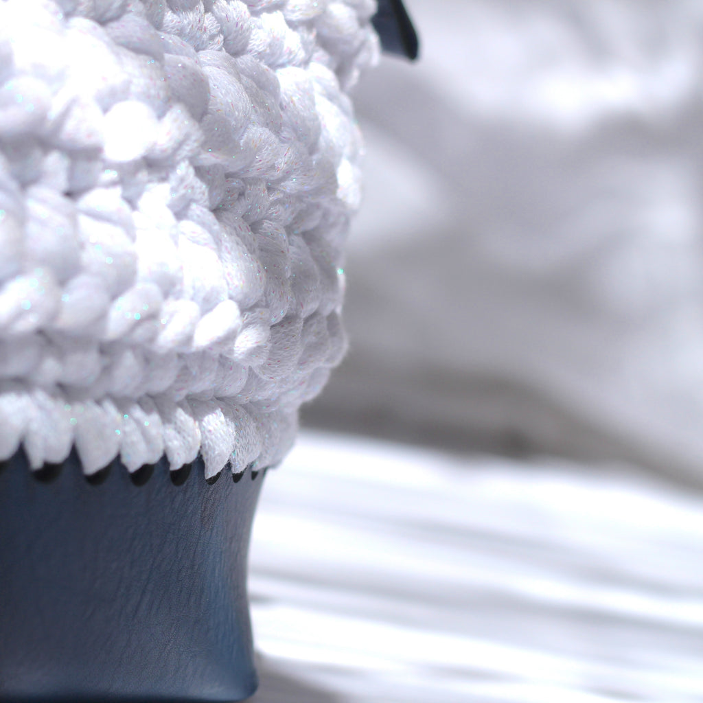 Trousse au crochet marine et blanche