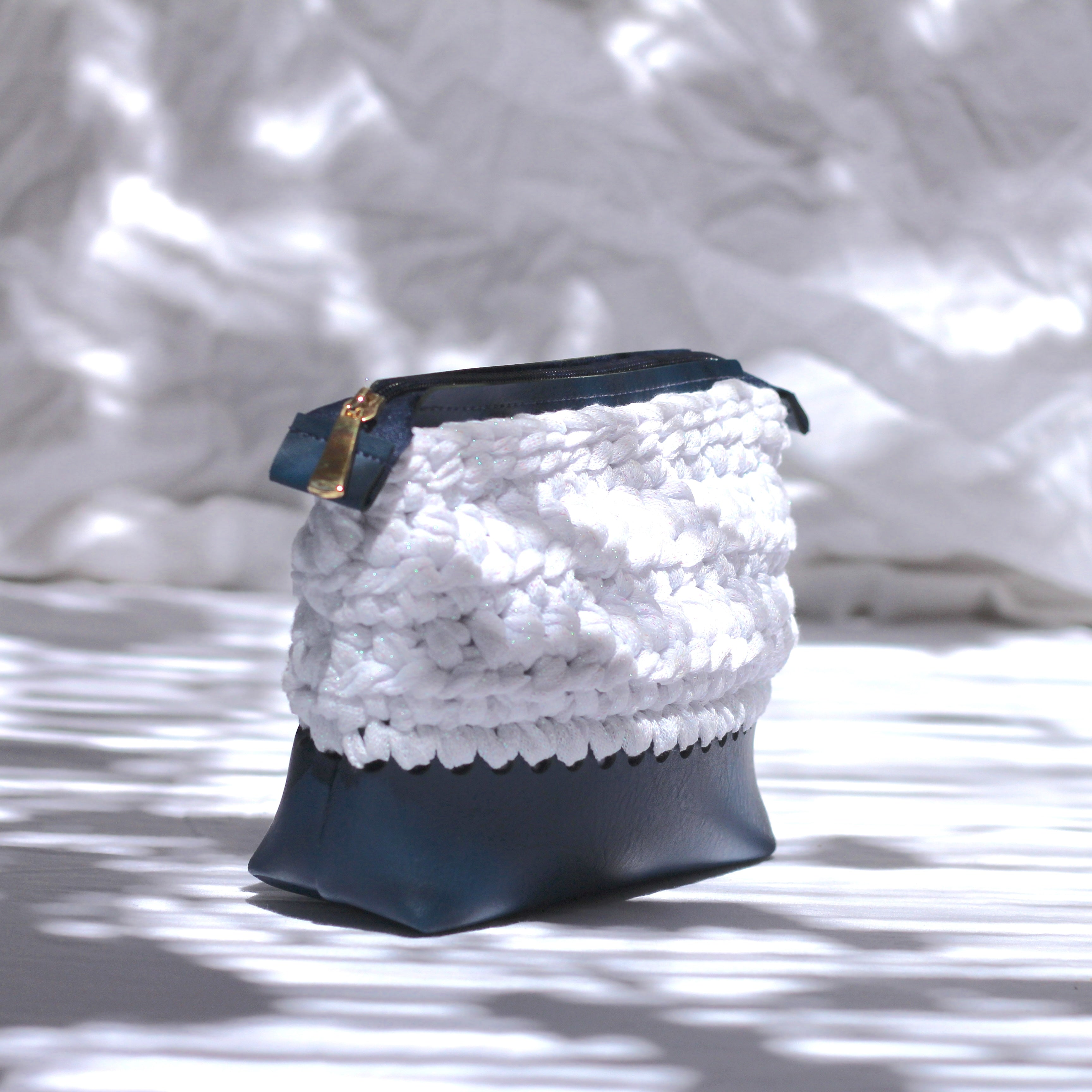 Trousse au crochet marine et blanche