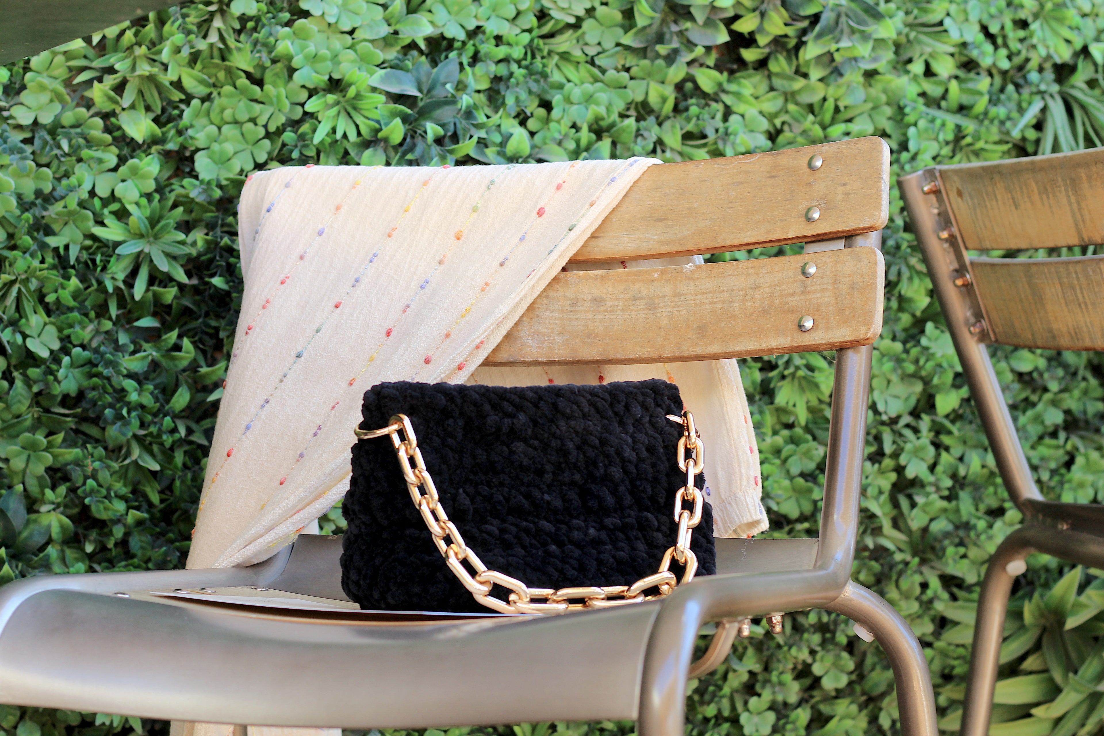 Sac épaule au crochet velours noir et anse maillons XXL