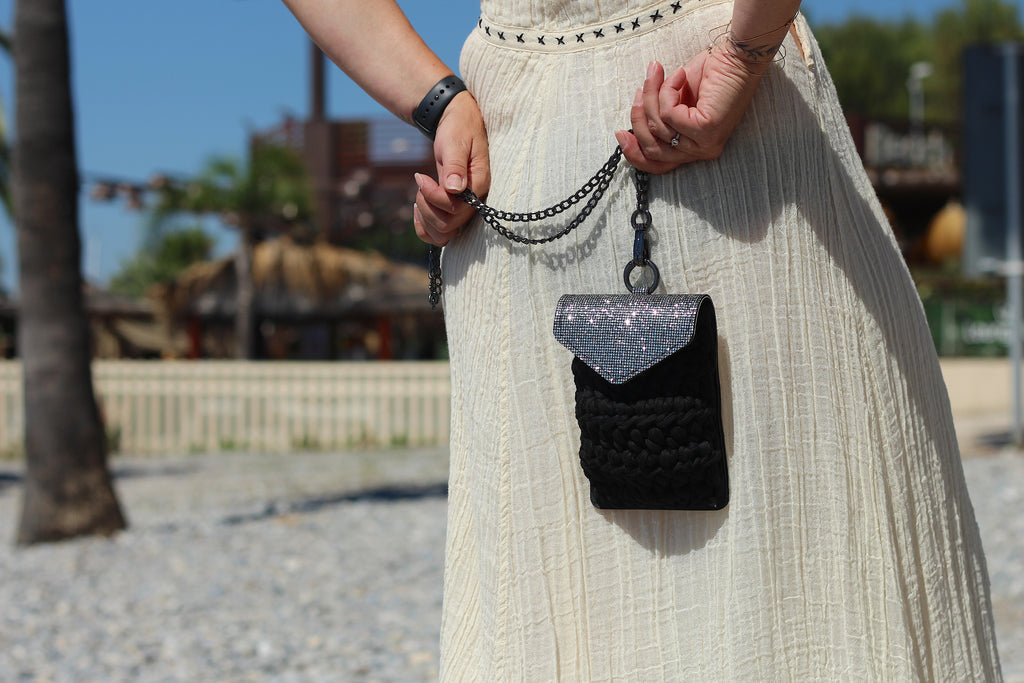Pochette téléphone au crochet noir et argent