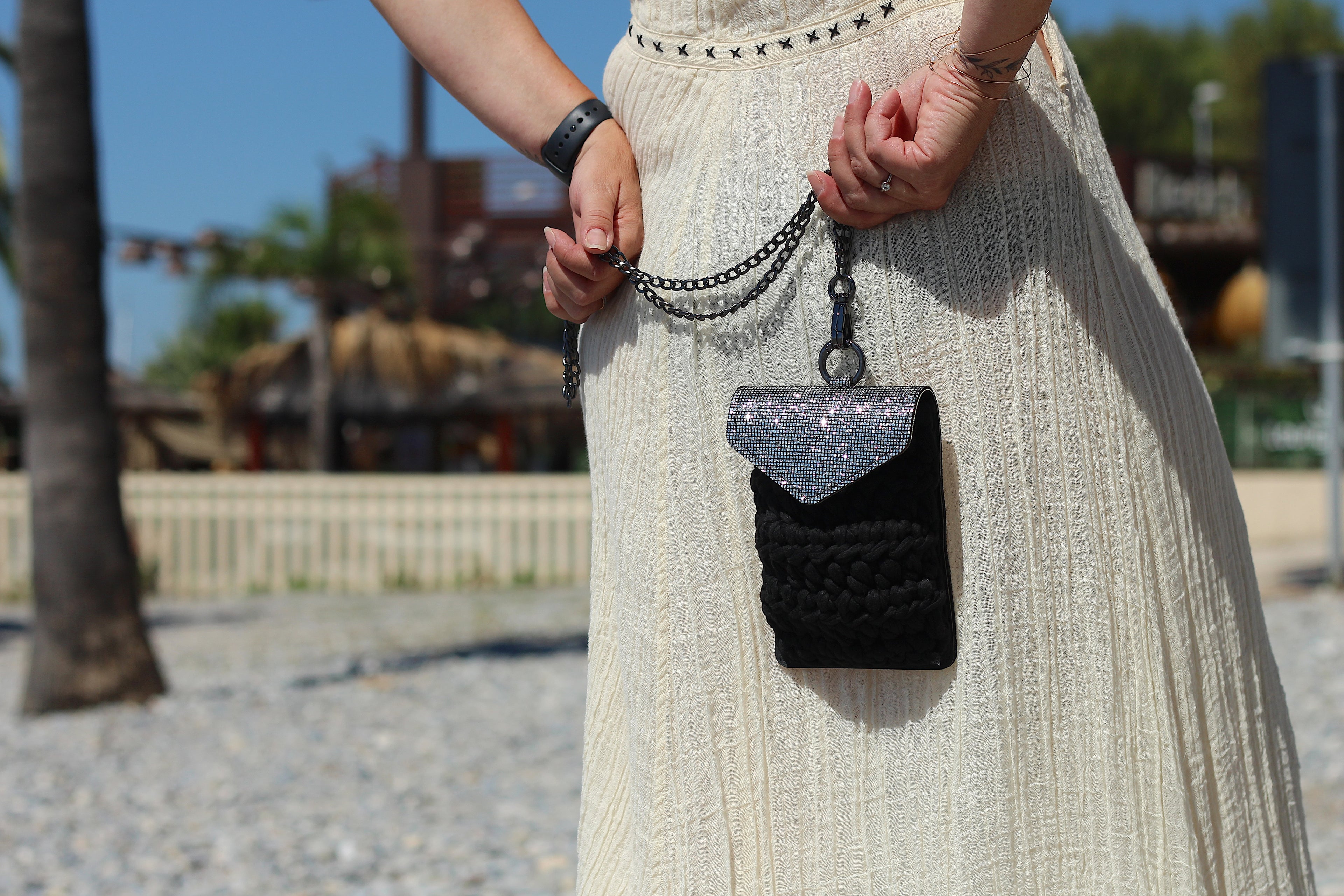Pochette téléphone au crochet noir et argent