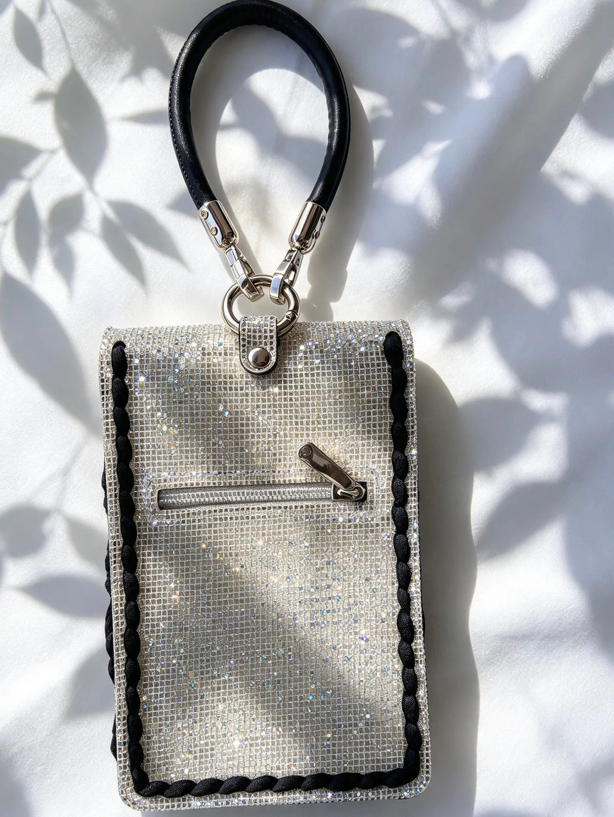 Pochette de téléphone au crochet noir et or. Faite main en France