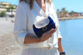 Mini pochette au crochet bleu