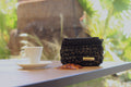 Porte cartes au crochet noir et or