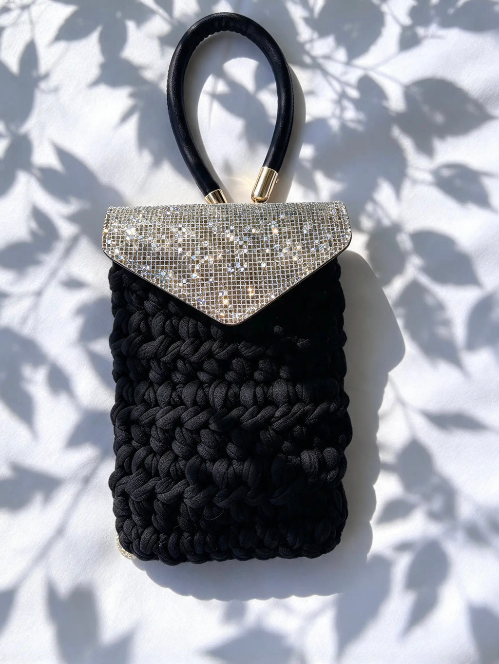 Pochette de téléphone au crochet noir et or. Faite main en France