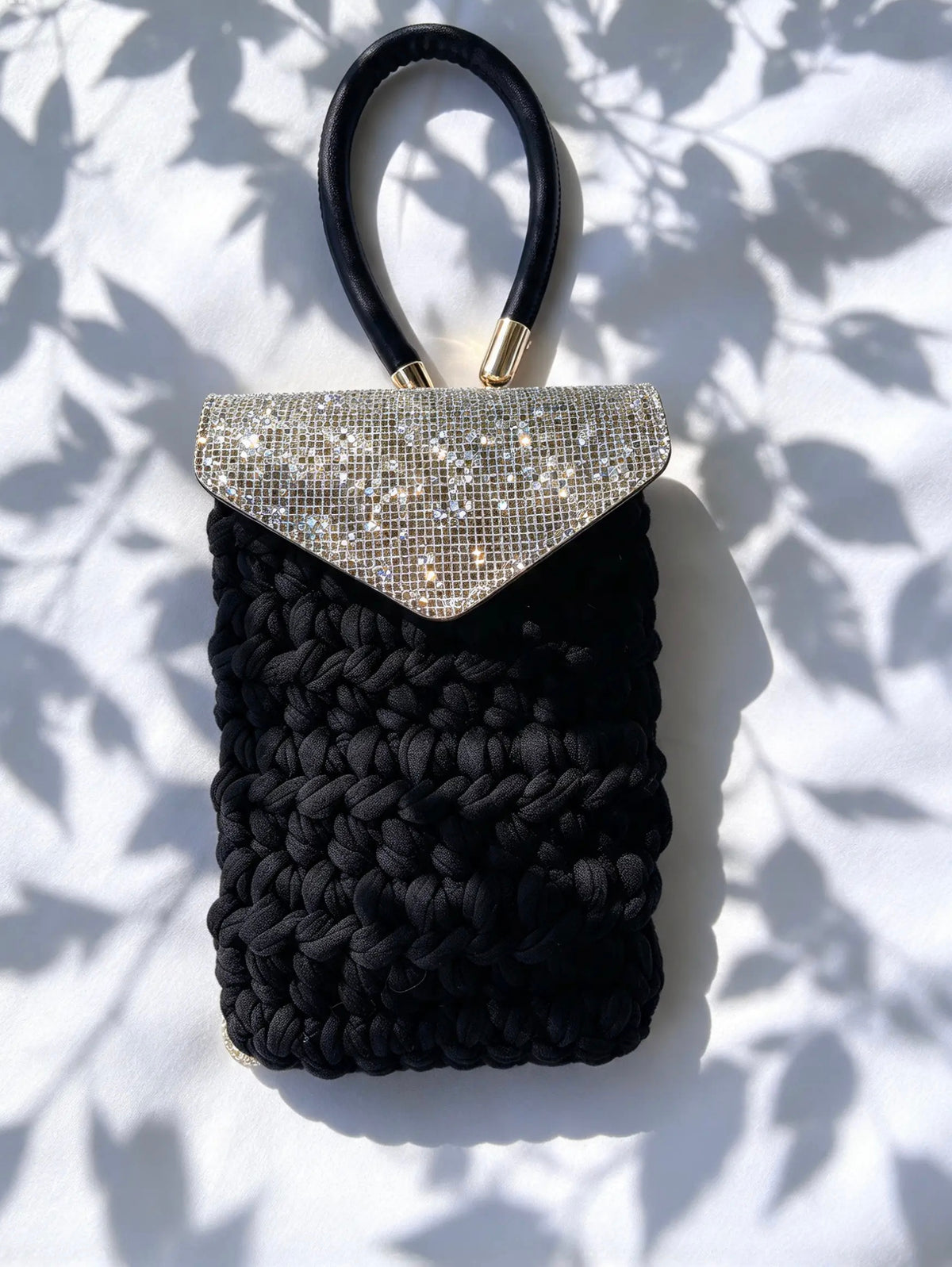 Pochette de téléphone au crochet noir et or. Faite main en France