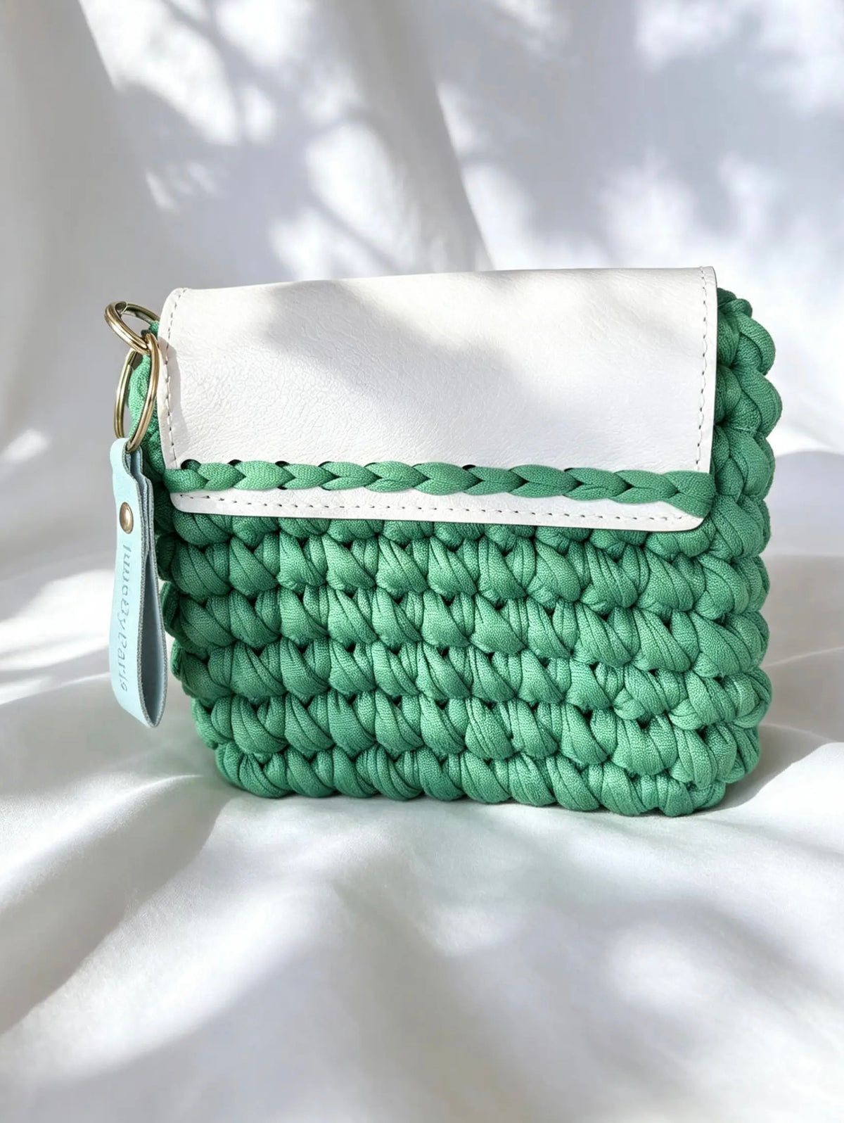 Mini pochette en crochet vert. Fait main en France