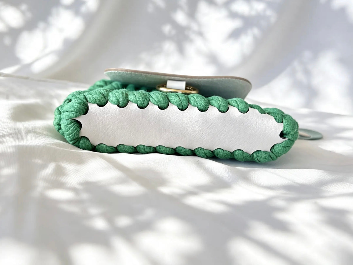 Mini pochette en crochet vert. Fait main en France