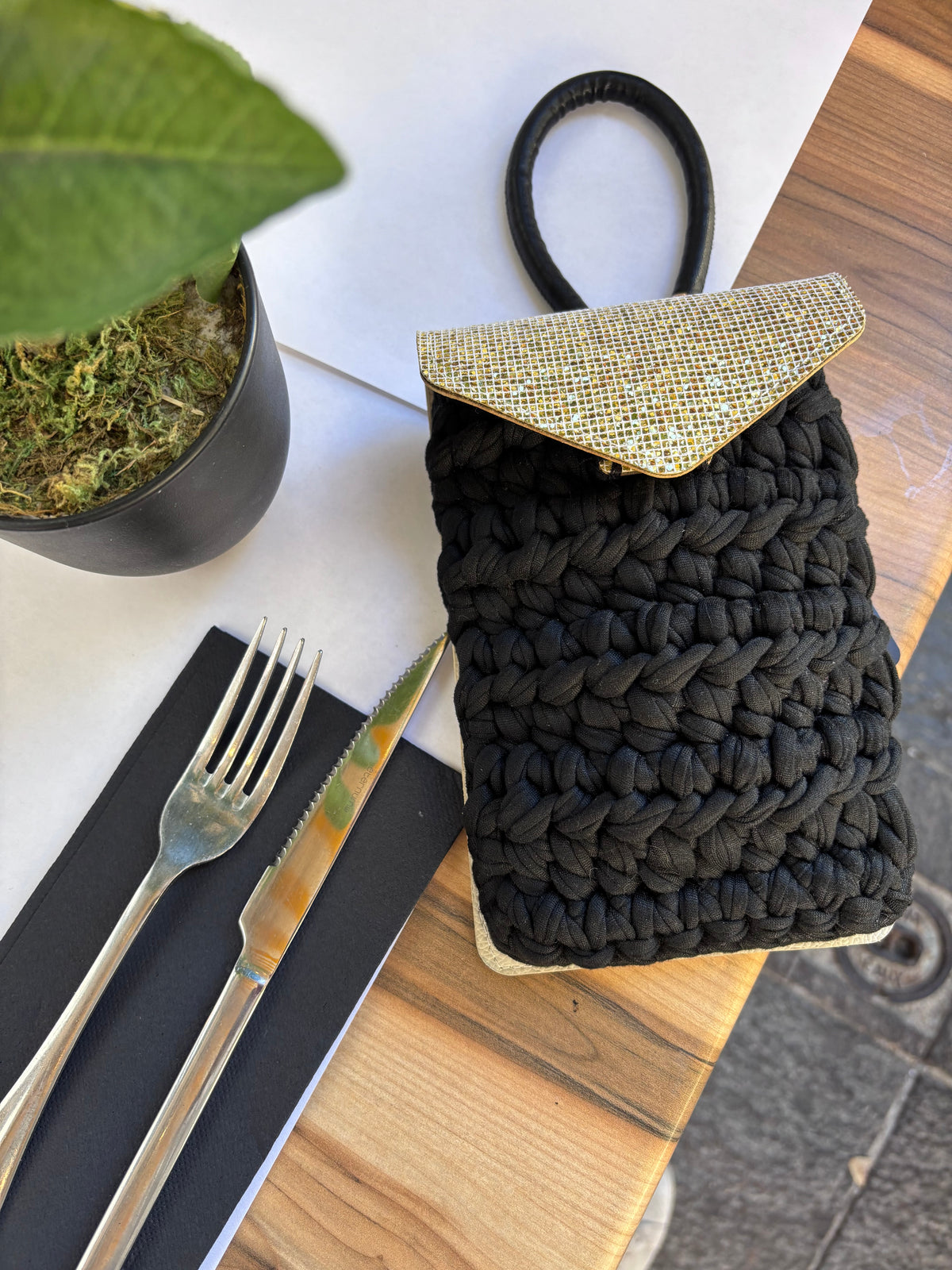 Pochette de téléphone au crochet noir et or. Faite main en France