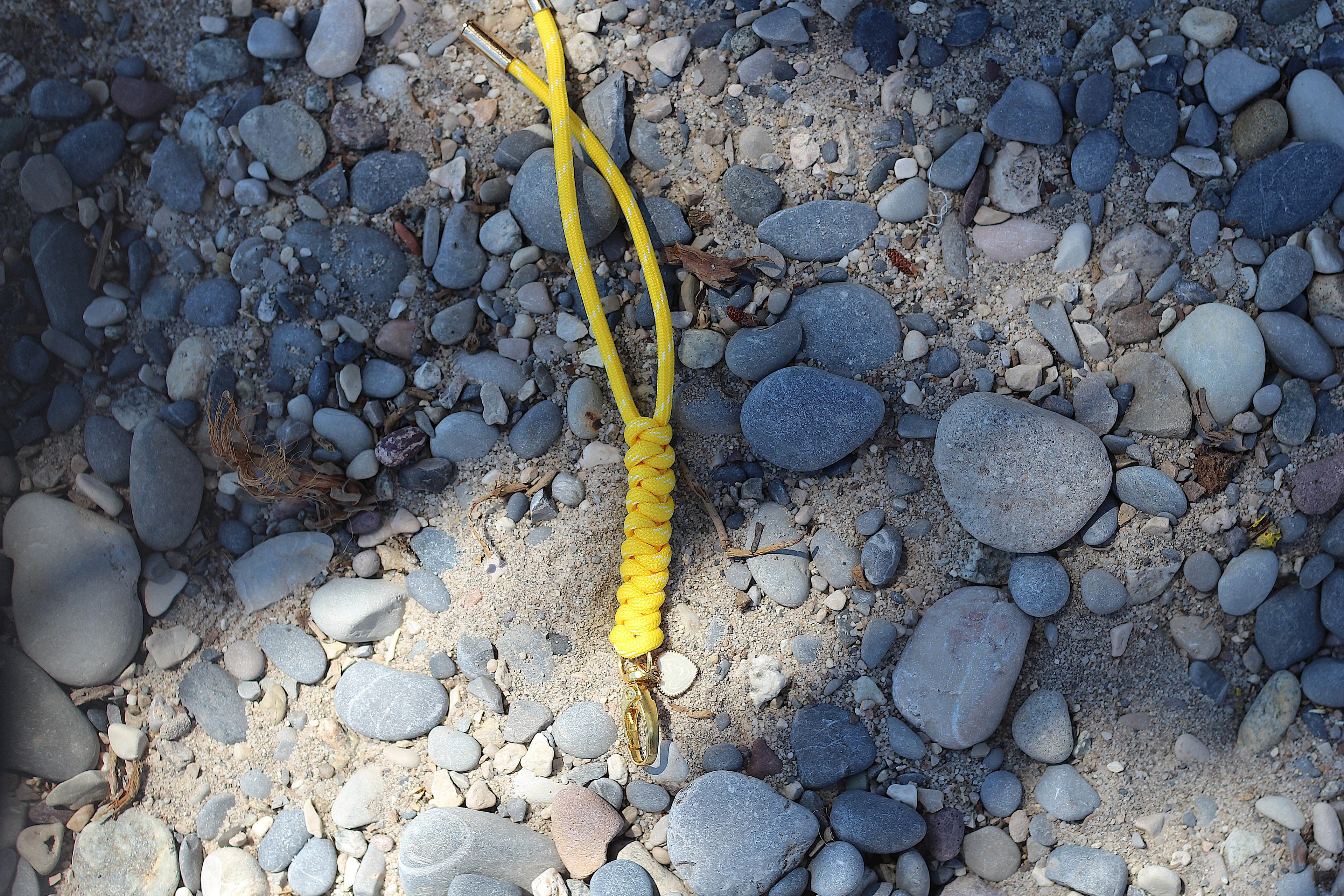 Porte clés, accessoire de sac ou téléphone fait main en paracorde jaune