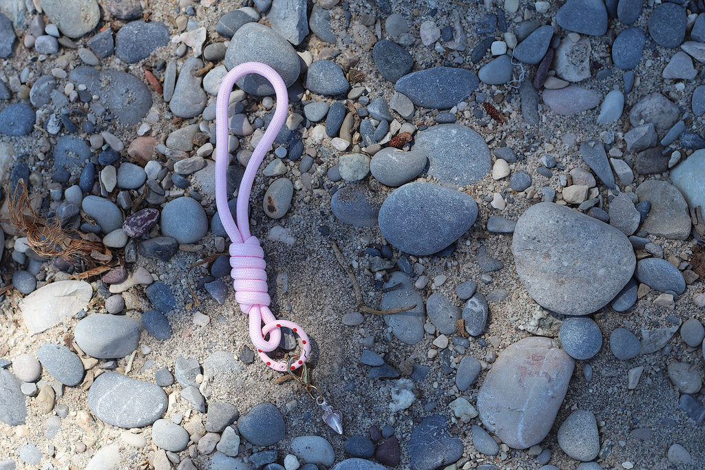 Porte clés en macramé rose et coquillage