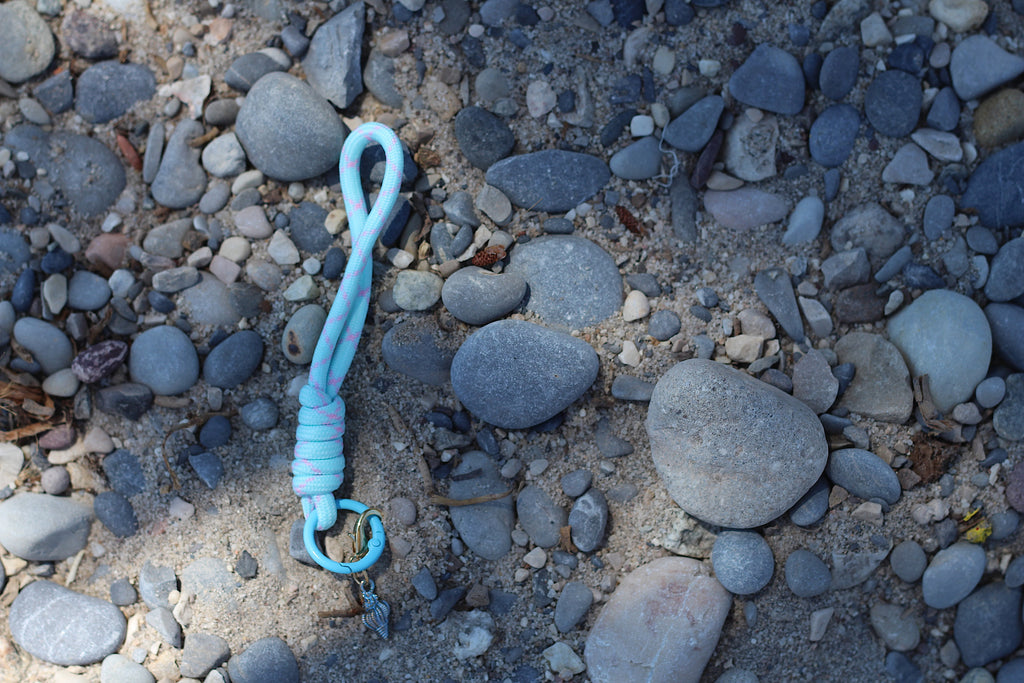 Porte clés en macramé bleu et rose avec coquillage