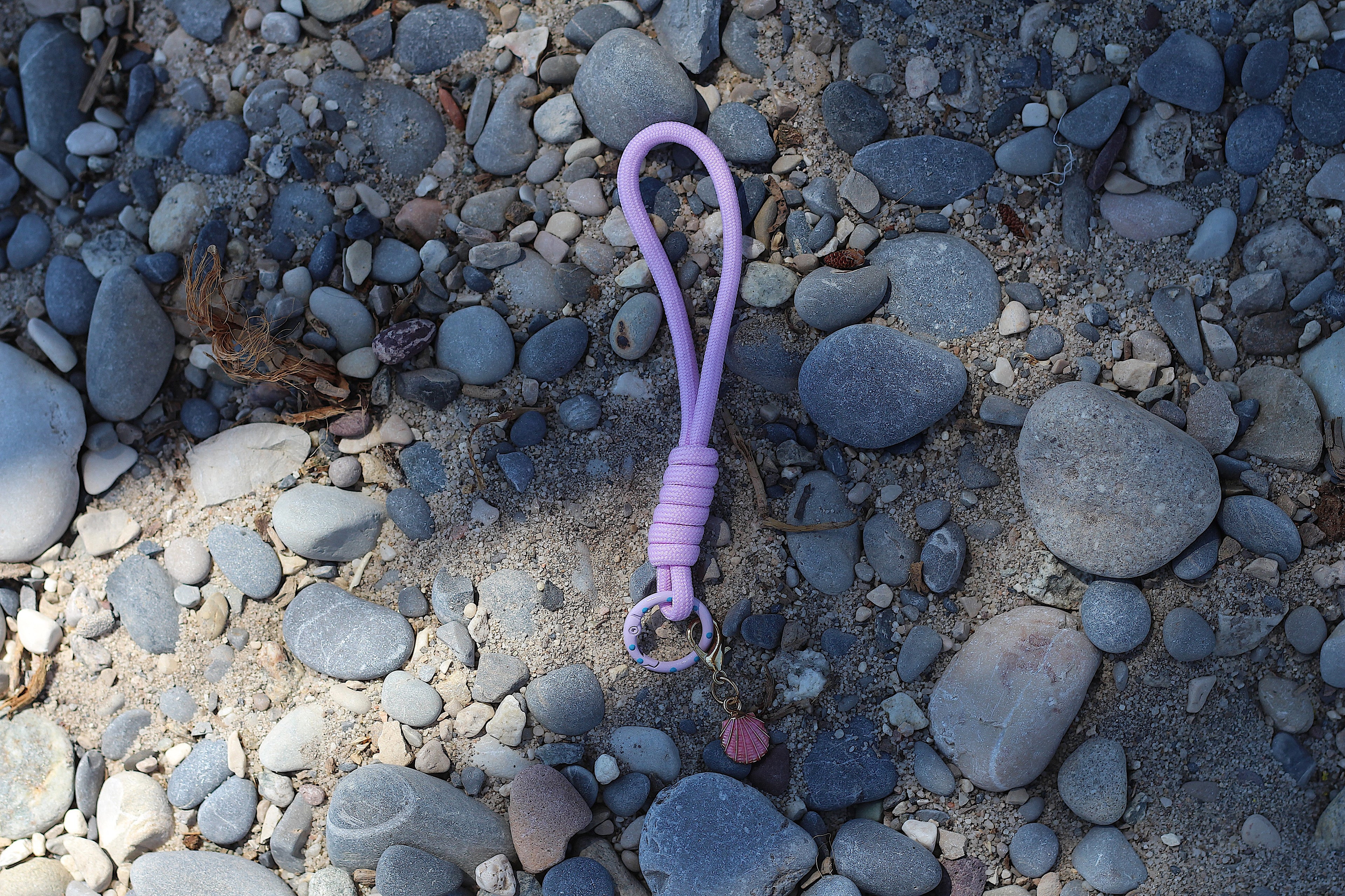 Porte clés en macramé mauve avec coquillage