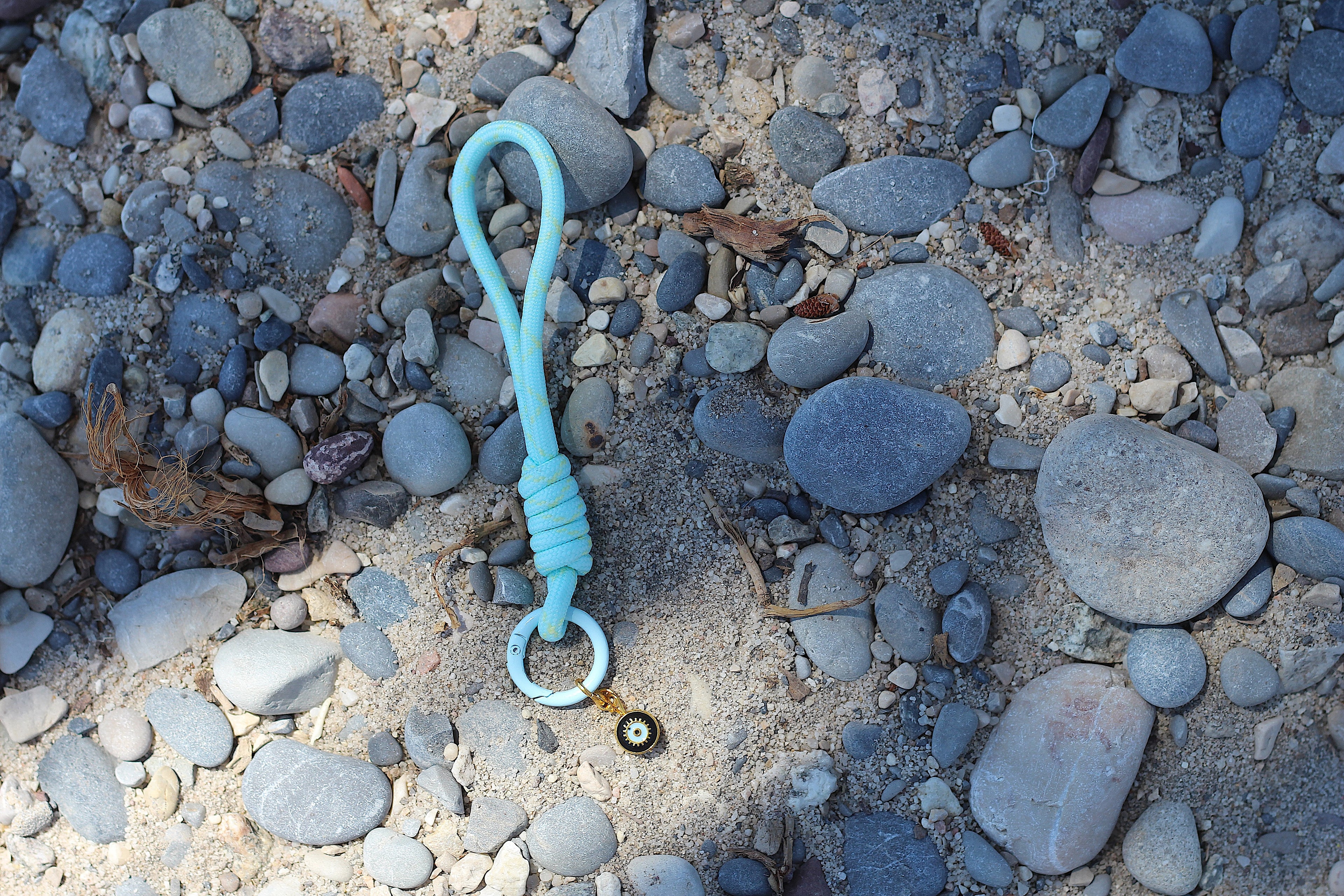 Porte clés en macramé bleu et jaune avec soleil