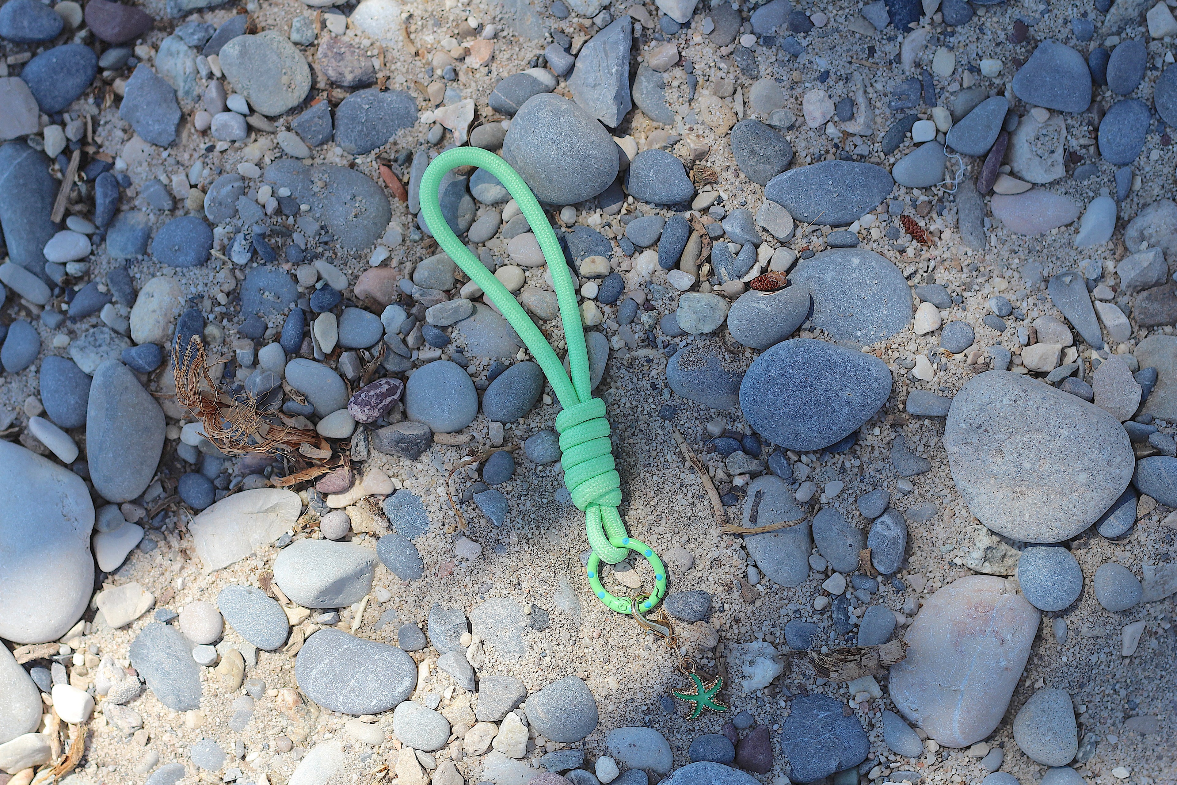 Porte clés en macramé vert avec étoile de mer