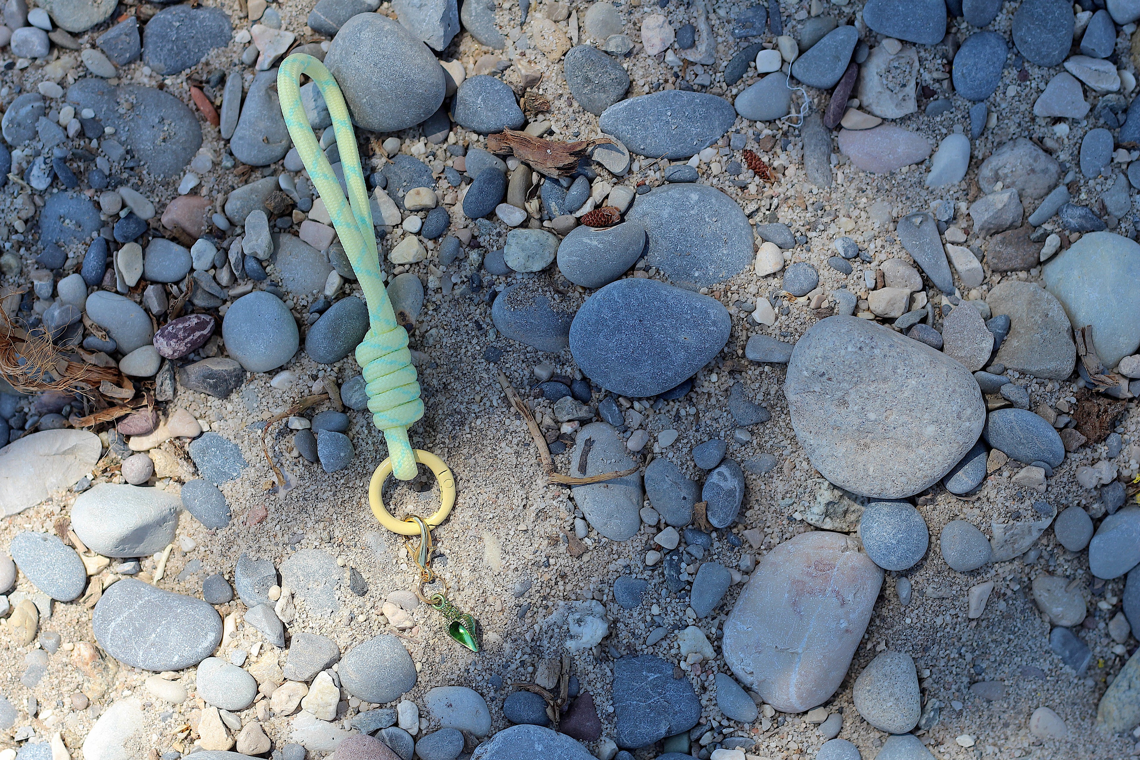 Porte clés en macramé jaune et vert avec coquillage