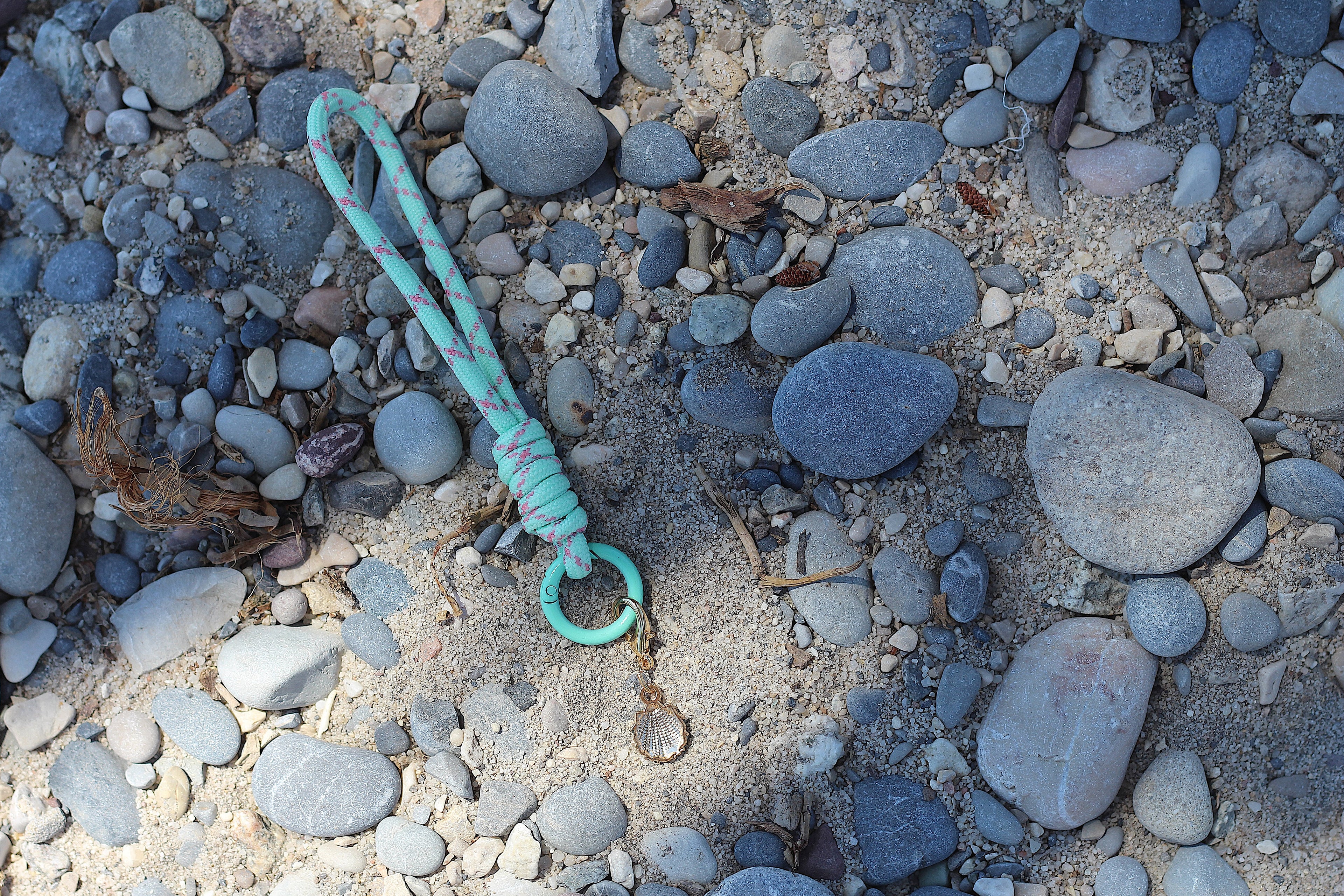 Porte clés en macramé vert et rose avec coquillage