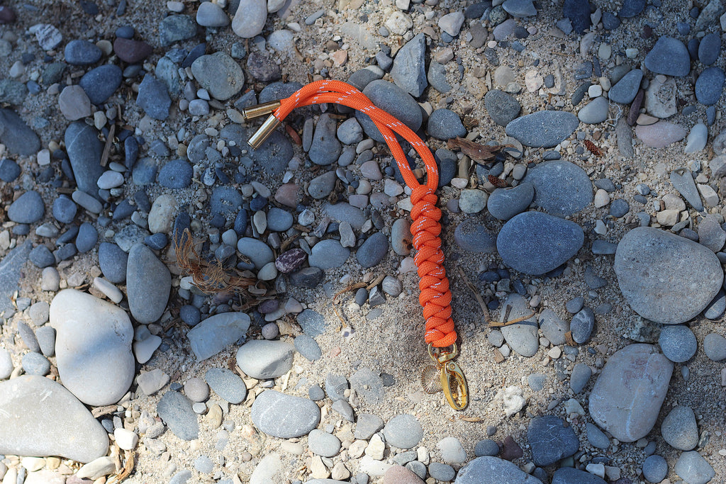 Porte clés, accessoire de sac ou téléphone fait main  en paracorde orange