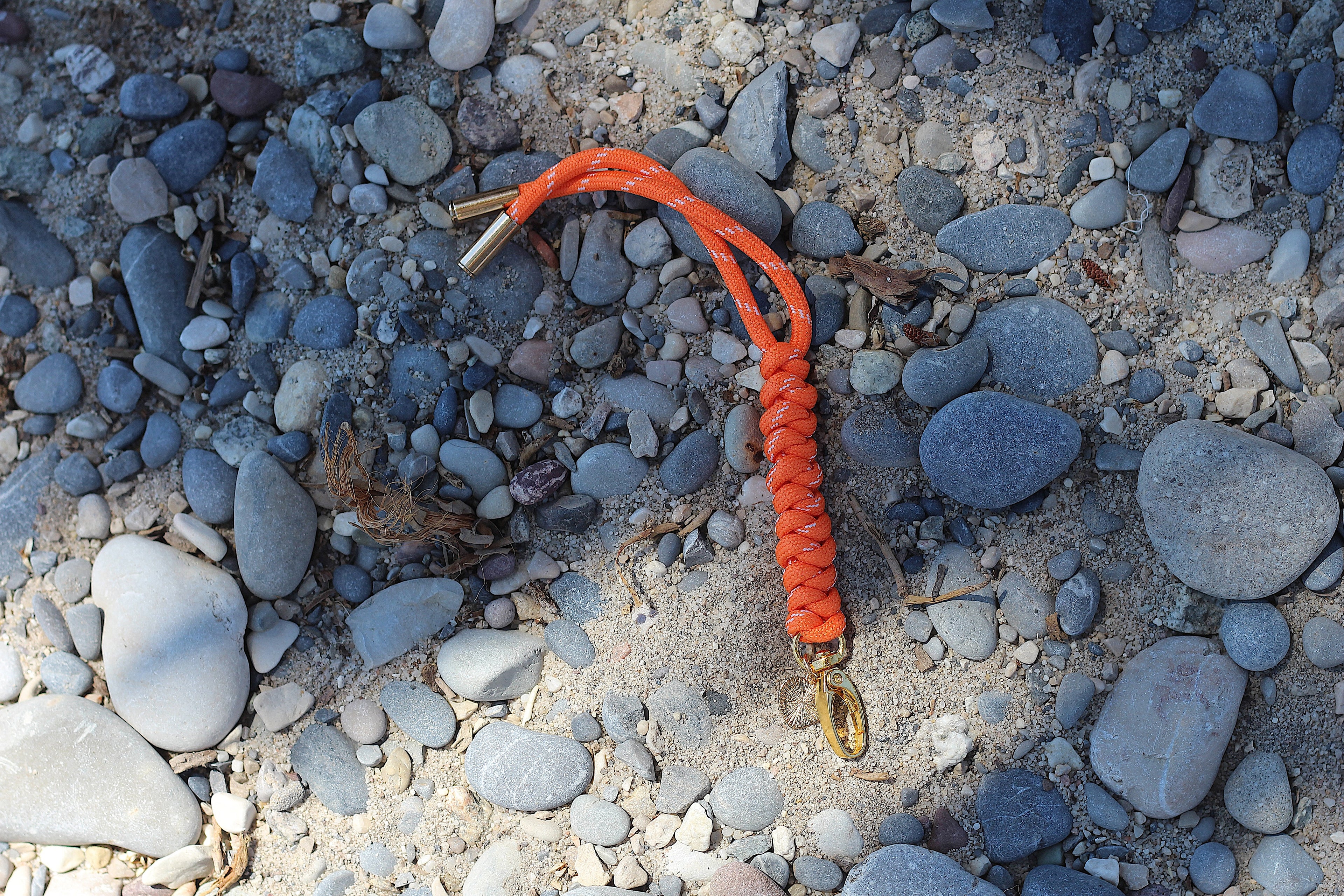 Porte clés, accessoire de sac ou téléphone fait main  en paracorde orange