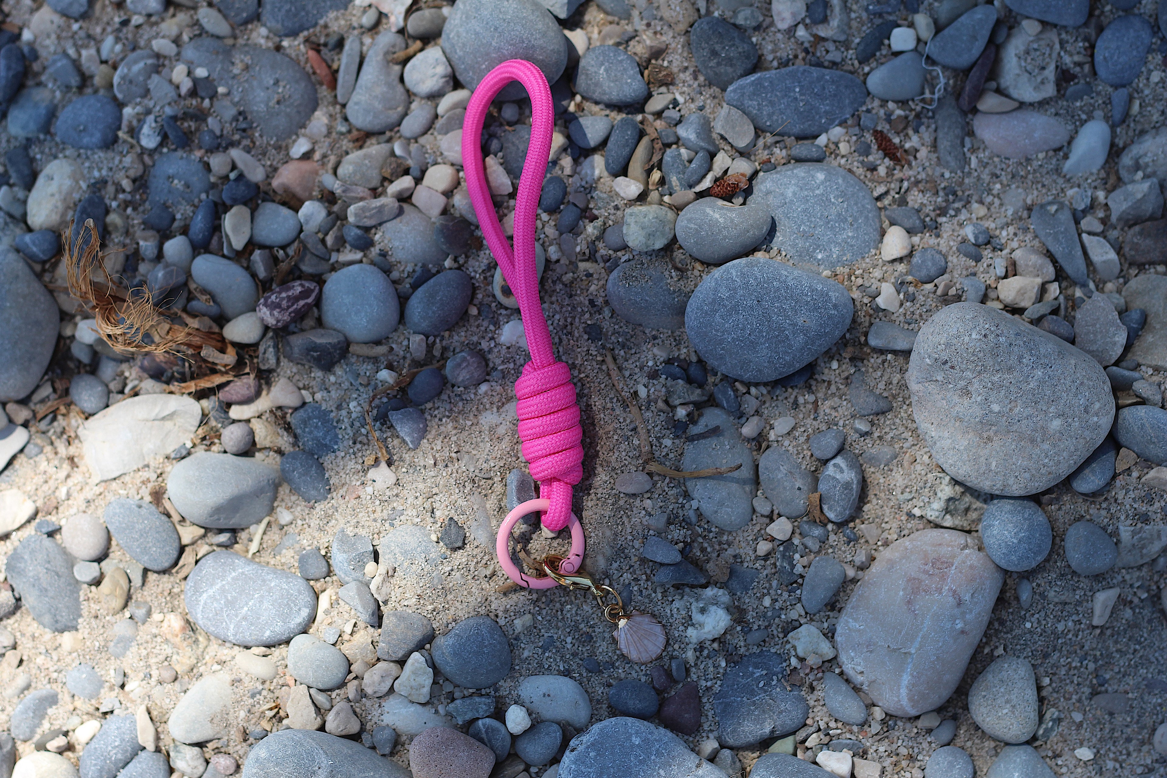 Porte clés en macramé fuchsia avec coquillage