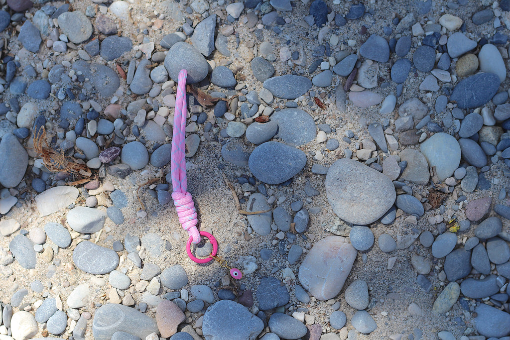 Porte clés en macramé rose et bleu avec oeil