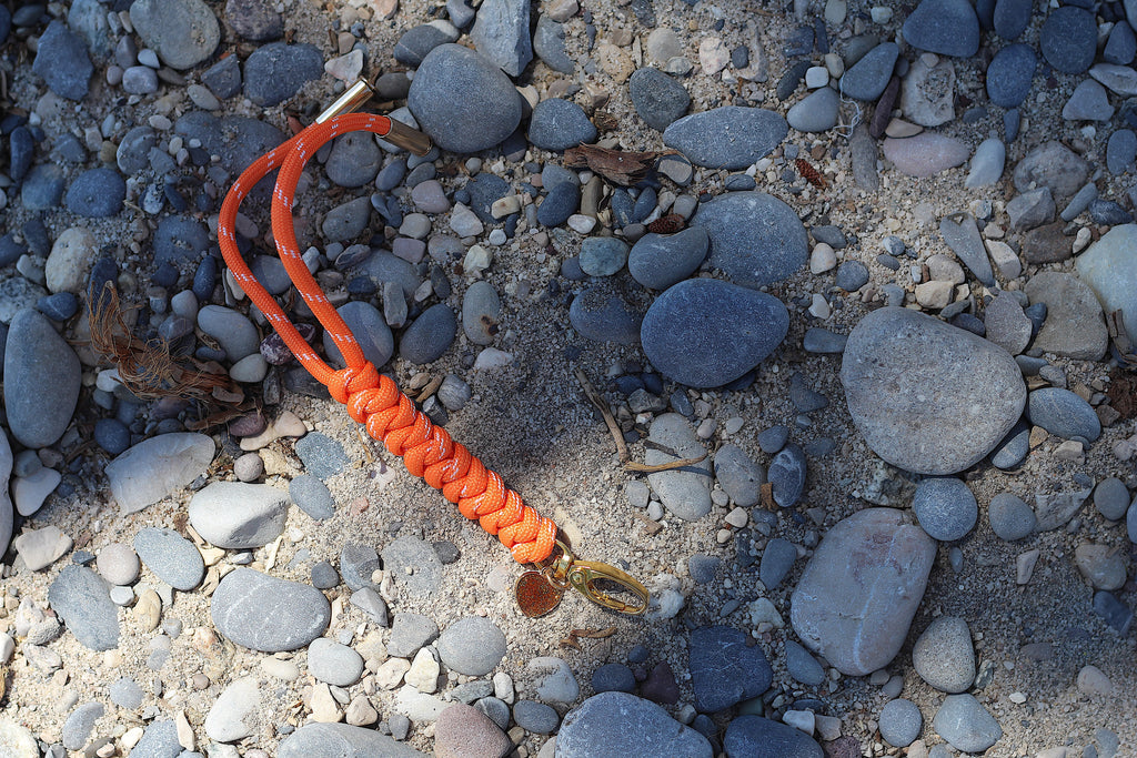 Porte clés, accessoire de sac ou téléphone fait main coeur en paracorde orange