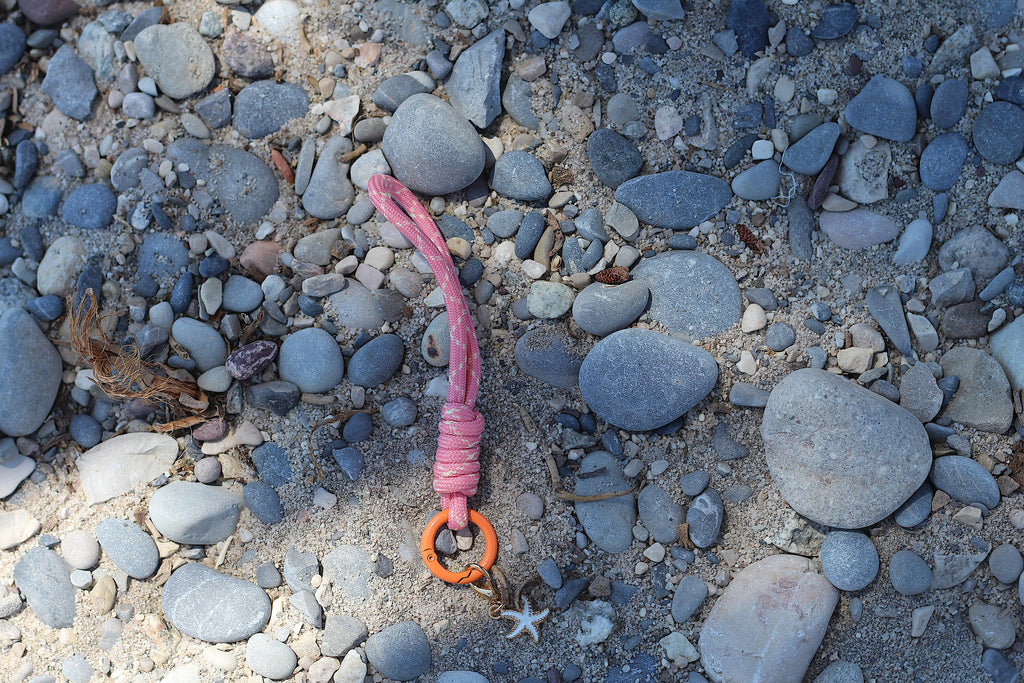 Porte clés fait main en macramé rose et jaune avec coquillage